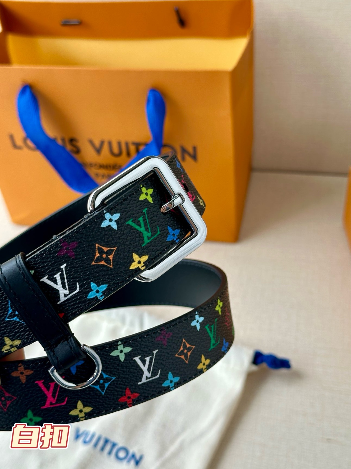  3.0宽 LV x TM LV D环腰带以其时尚的魅力增强了各种轮廓。这款配饰属于路易威登与有影响力的