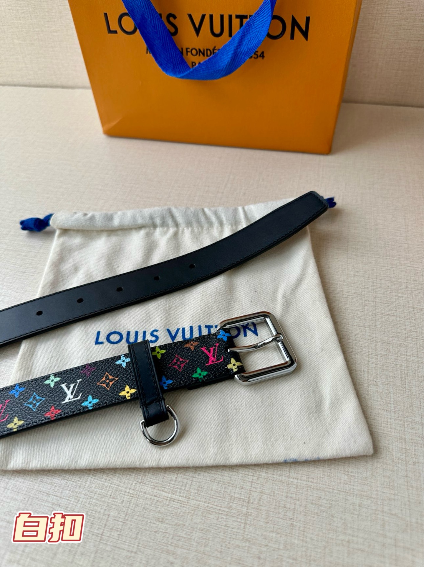  3.0宽 LV x TM LV D环腰带以其时尚的魅力增强了各种轮廓。这款配饰属于路易威登与有影响力的