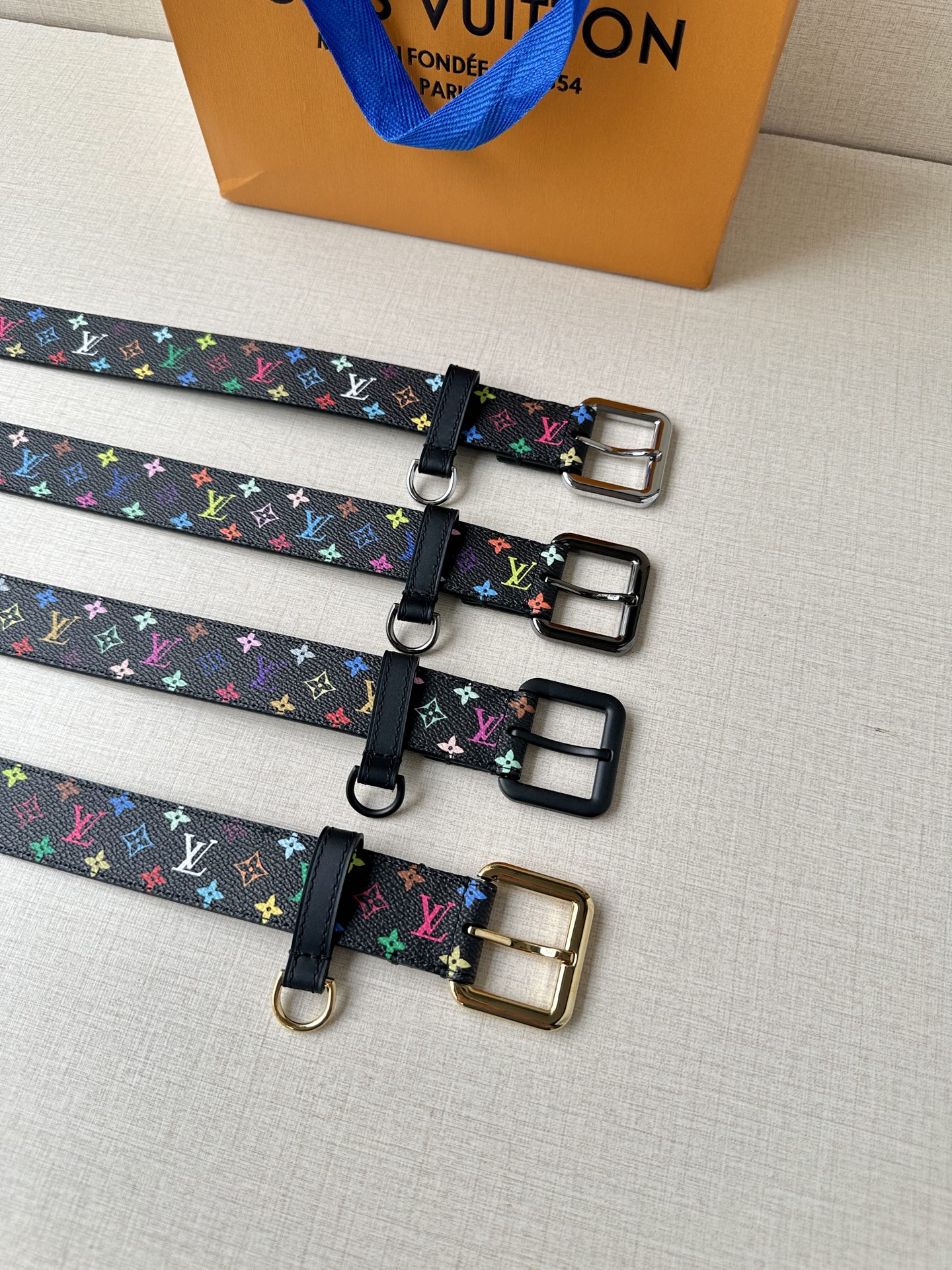  3.0宽 LV x TM LV D环腰带以其时尚的魅力增强了各种轮廓。这款配饰属于路易威登与有影响力的