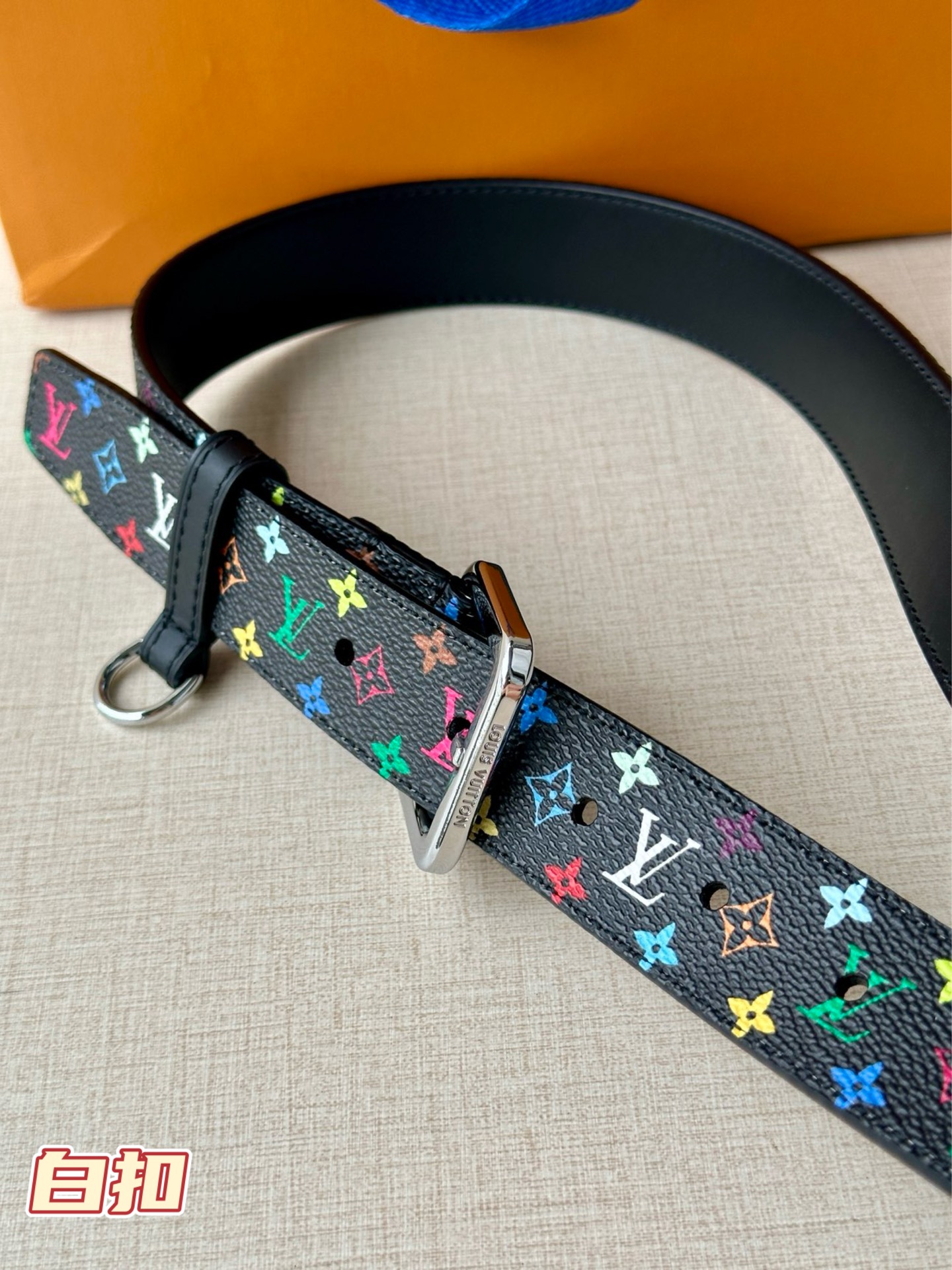  3.0宽 LV x TM LV D环腰带以其时尚的魅力增强了各种轮廓。这款配饰属于路易威登与有影响力的