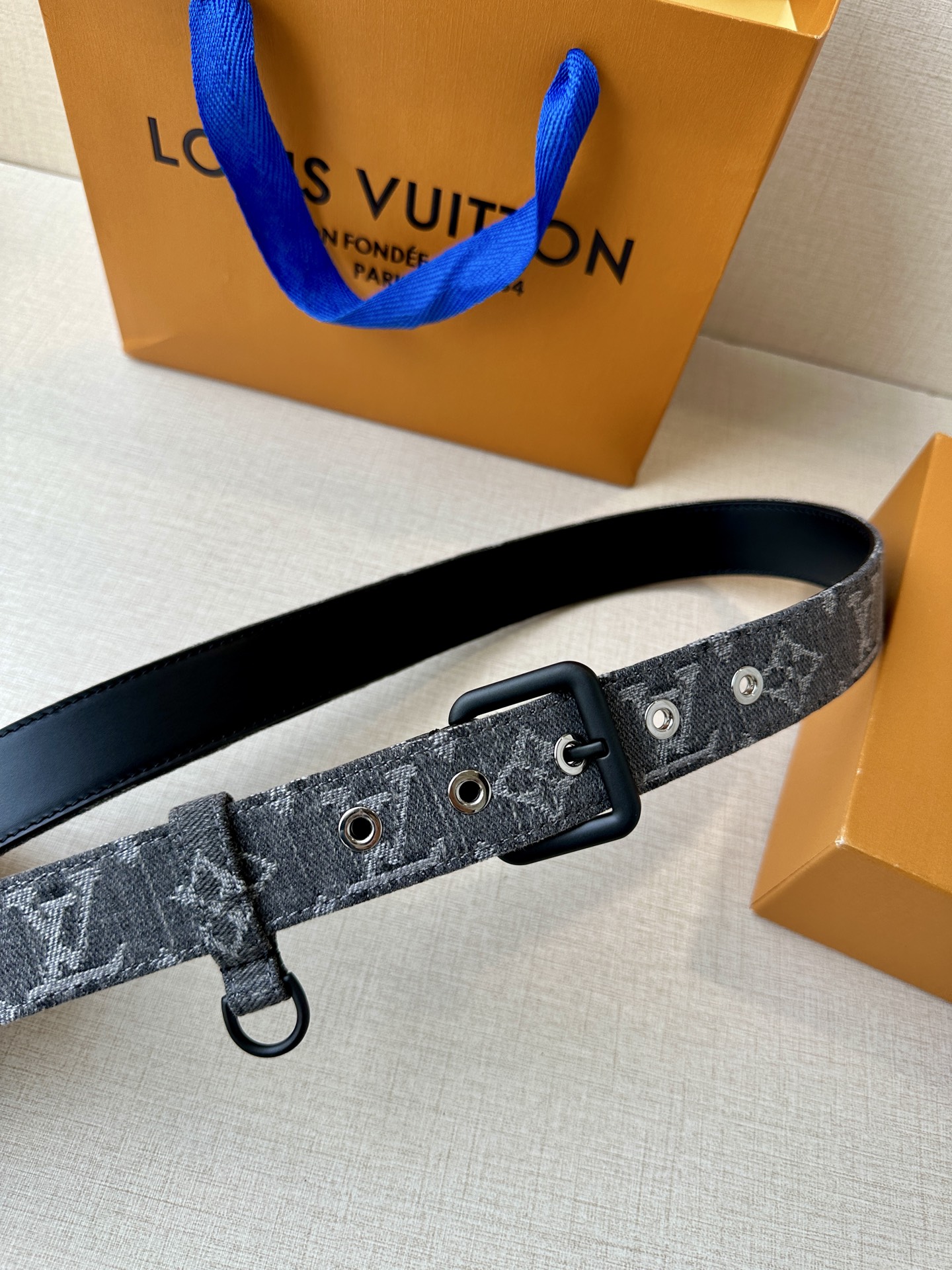  3.0宽 LV D-Ring 腰带以 Monogram 丹宁布重绎源自 2006 年的经典设计，巧妙融