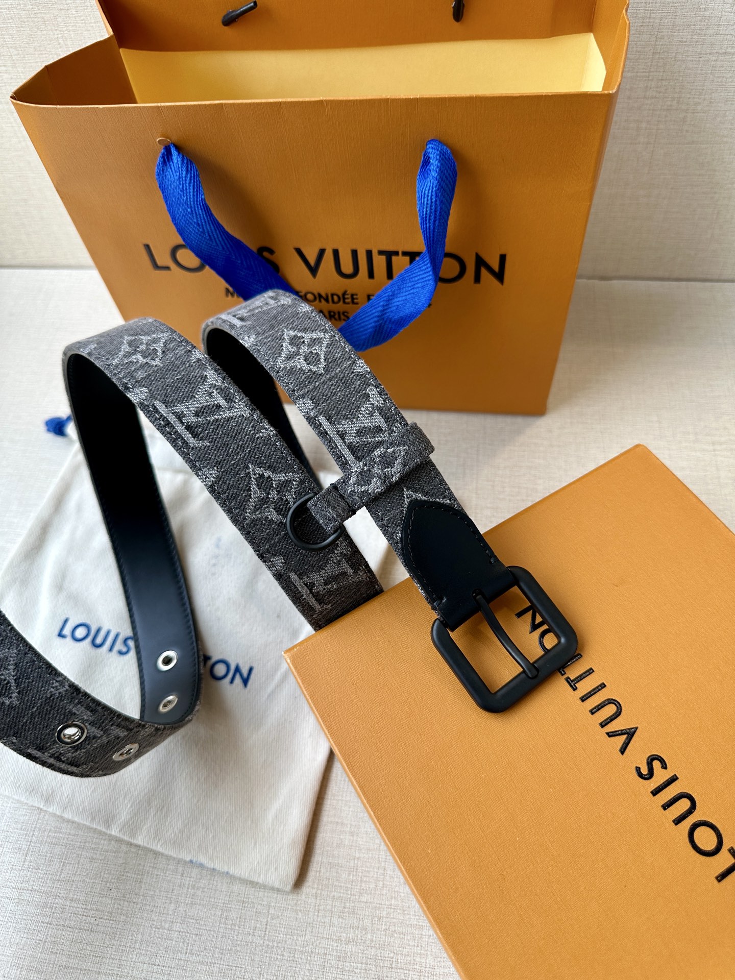  3.0宽 LV D-Ring 腰带以 Monogram 丹宁布重绎源自 2006 年的经典设计，巧妙融