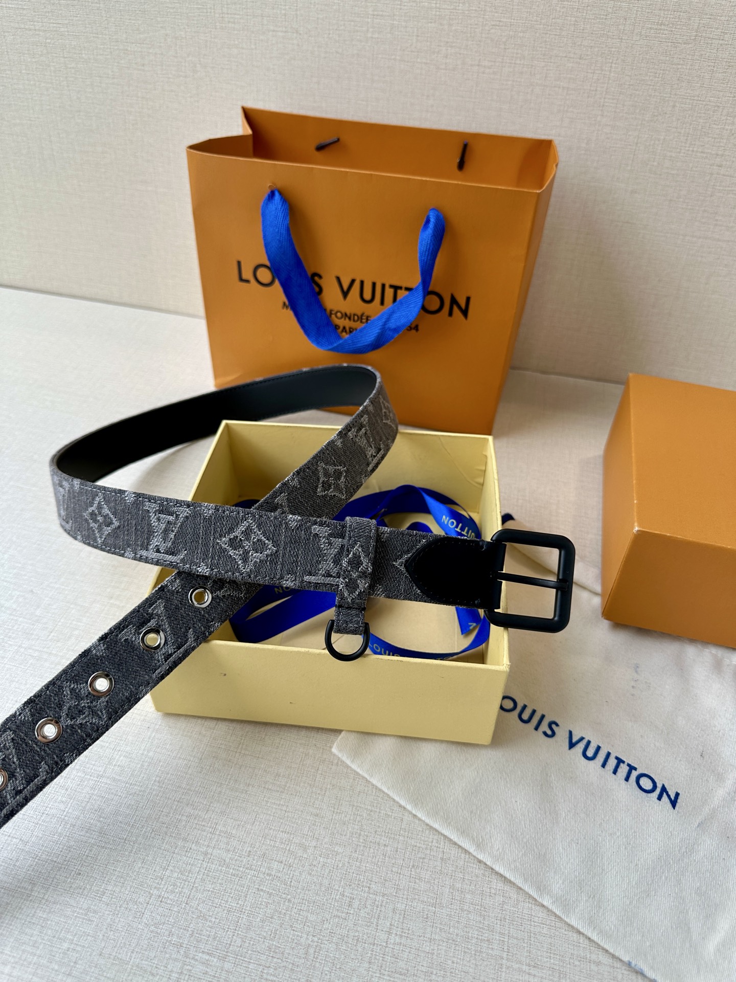  3.0宽 LV D-Ring 腰带以 Monogram 丹宁布重绎源自 2006 年的经典设计，巧妙融