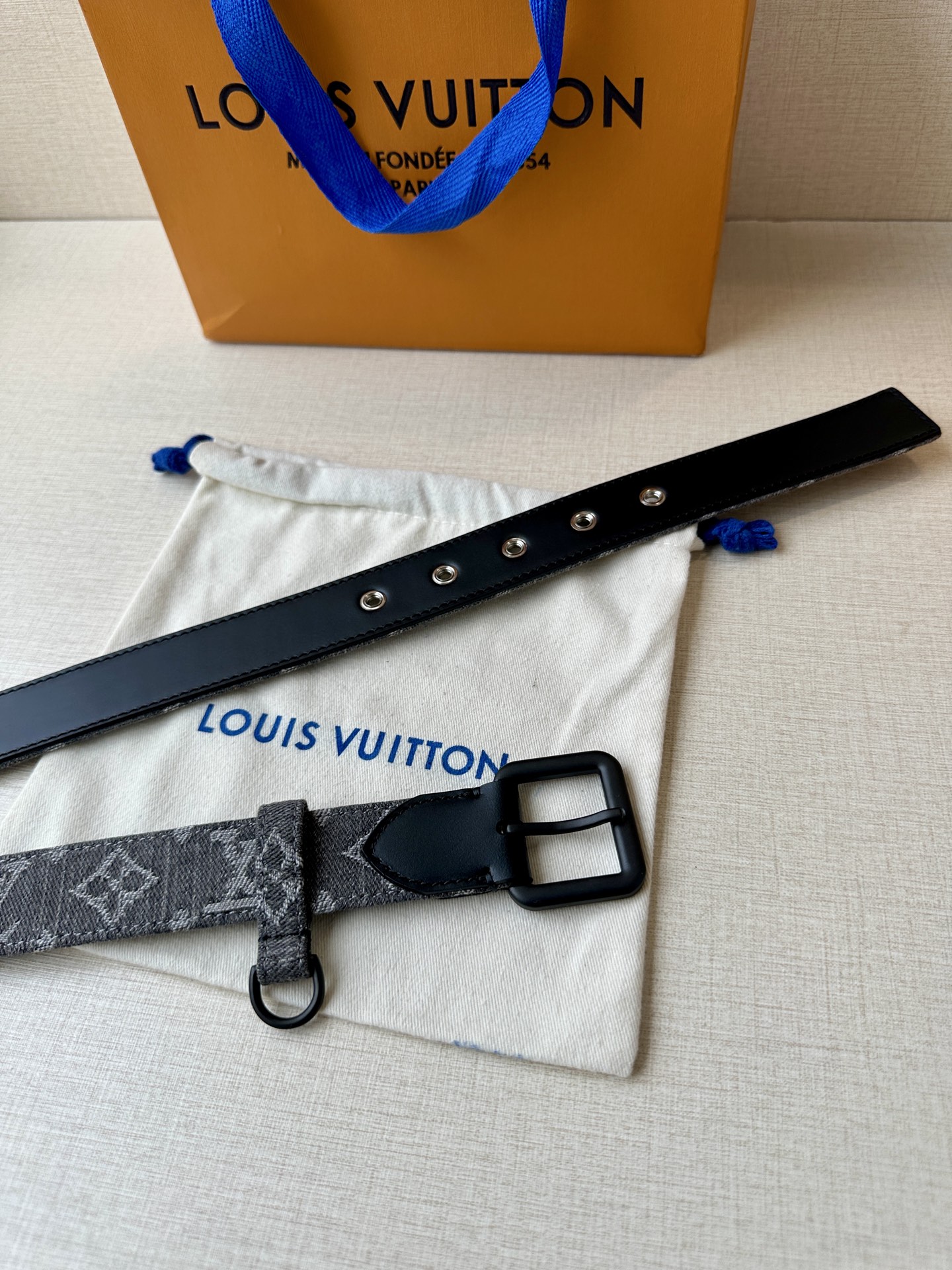  3.0宽 LV D-Ring 腰带以 Monogram 丹宁布重绎源自 2006 年的经典设计，巧妙融