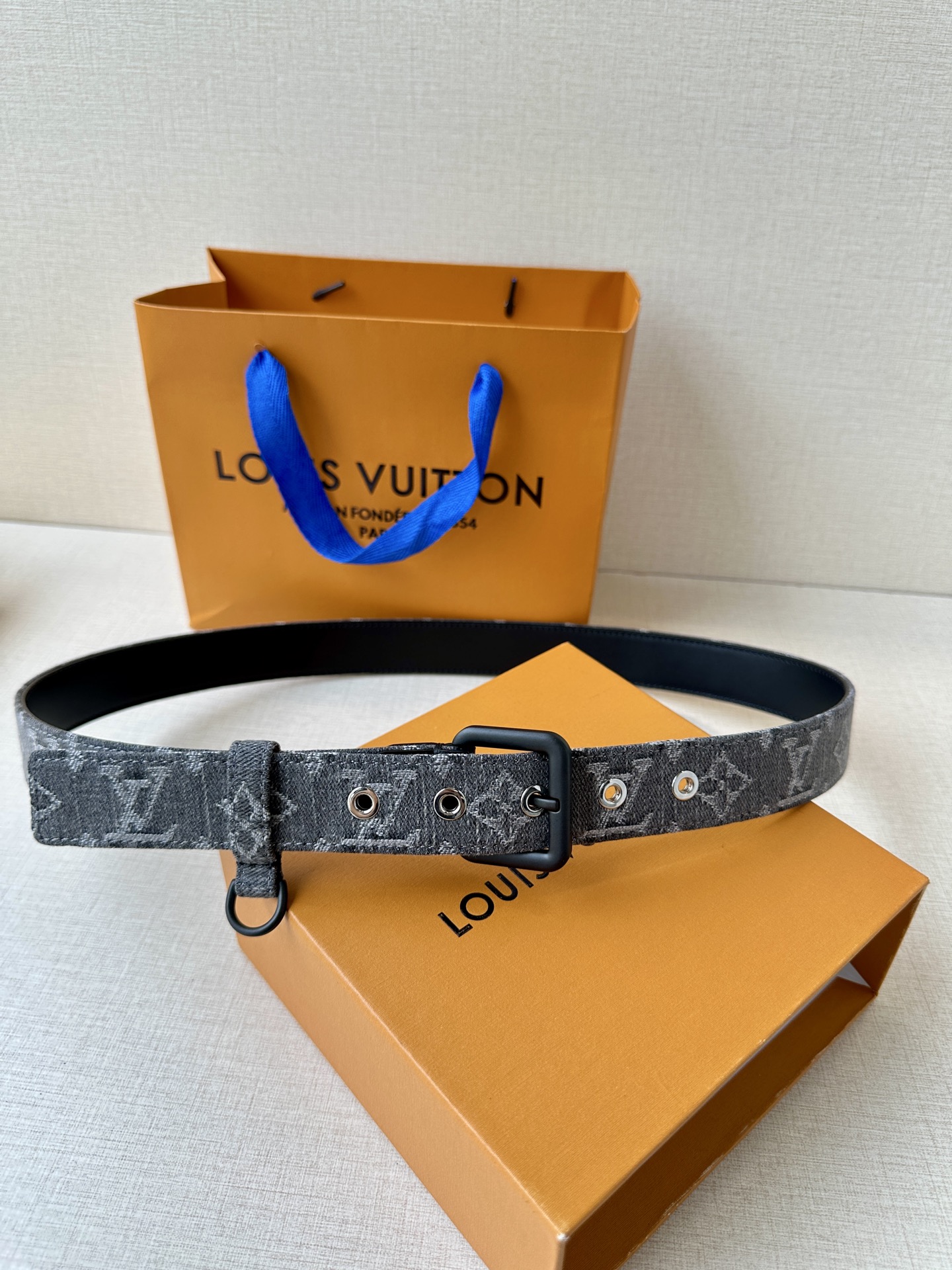  3.0宽 LV D-Ring 腰带以 Monogram 丹宁布重绎源自 2006 年的经典设计，巧妙融