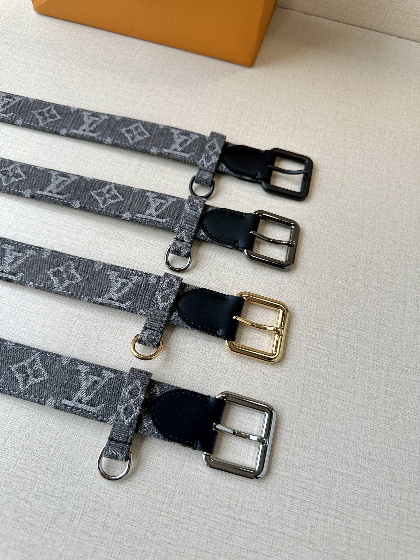  3.0宽 LV D-Ring 腰带以 Monogram 丹宁布重绎源自 2006 年的经典设计，巧妙融