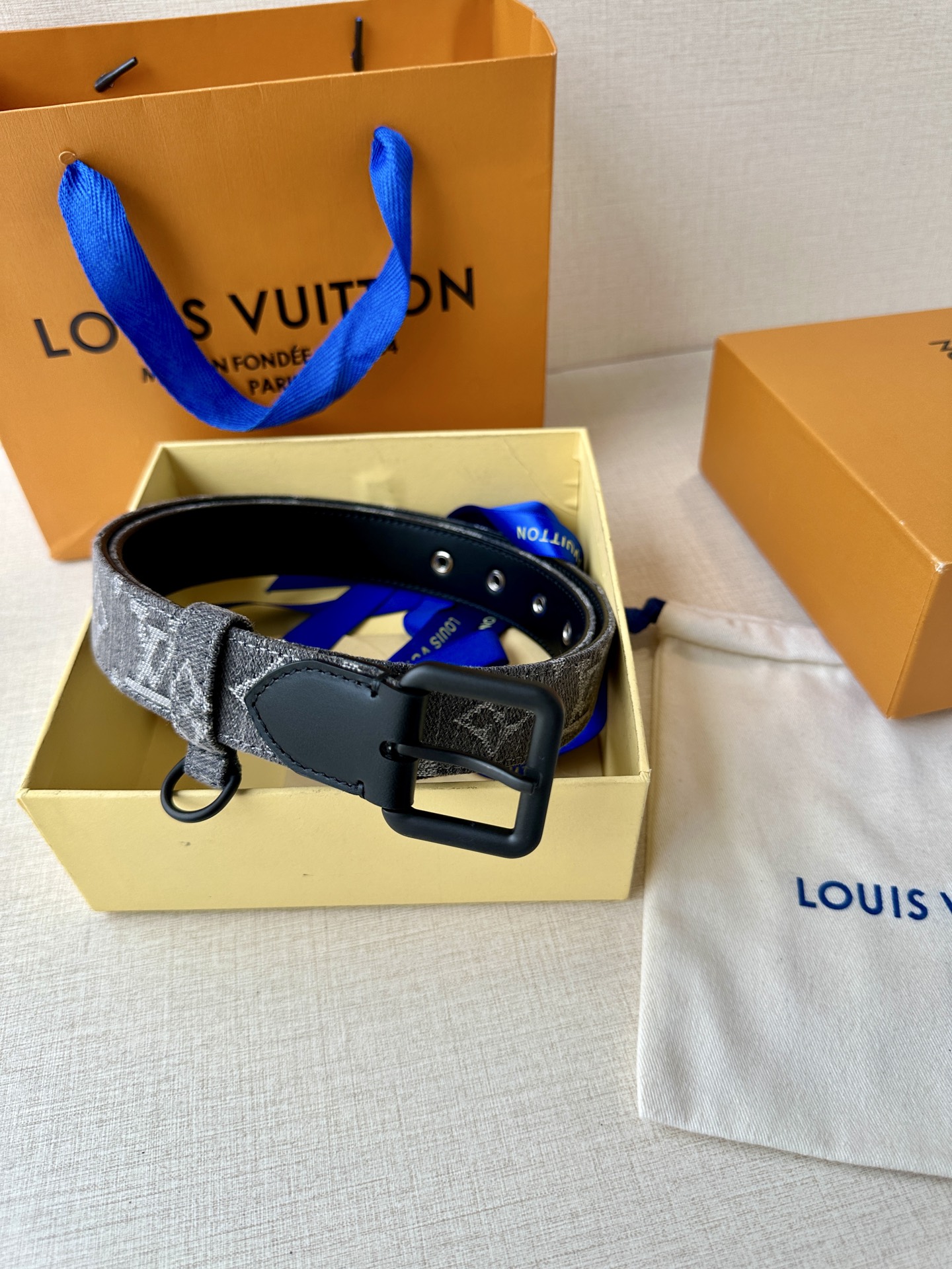  3.0宽 LV D-Ring 腰带以 Monogram 丹宁布重绎源自 2006 年的经典设计，巧妙融