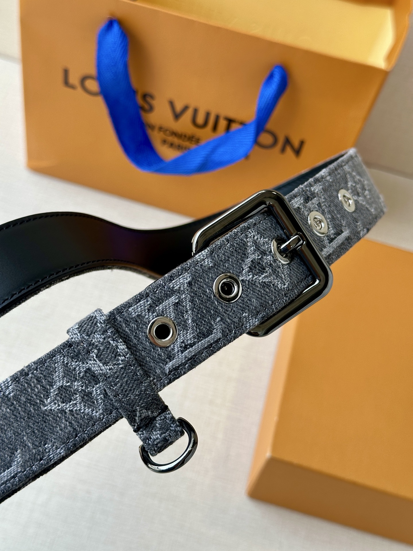  3.0宽 LV D-Ring 腰带以 Monogram 丹宁布重绎源自 2006 年的经典设计，巧妙融