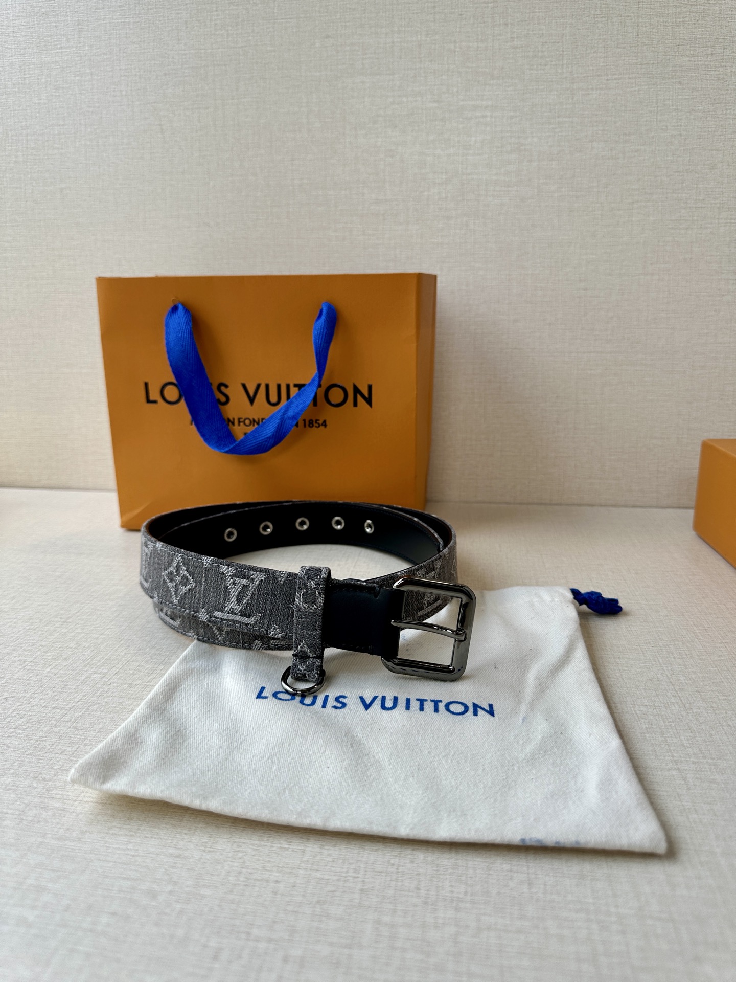  3.0宽 LV D-Ring 腰带以 Monogram 丹宁布重绎源自 2006 年的经典设计，巧妙融