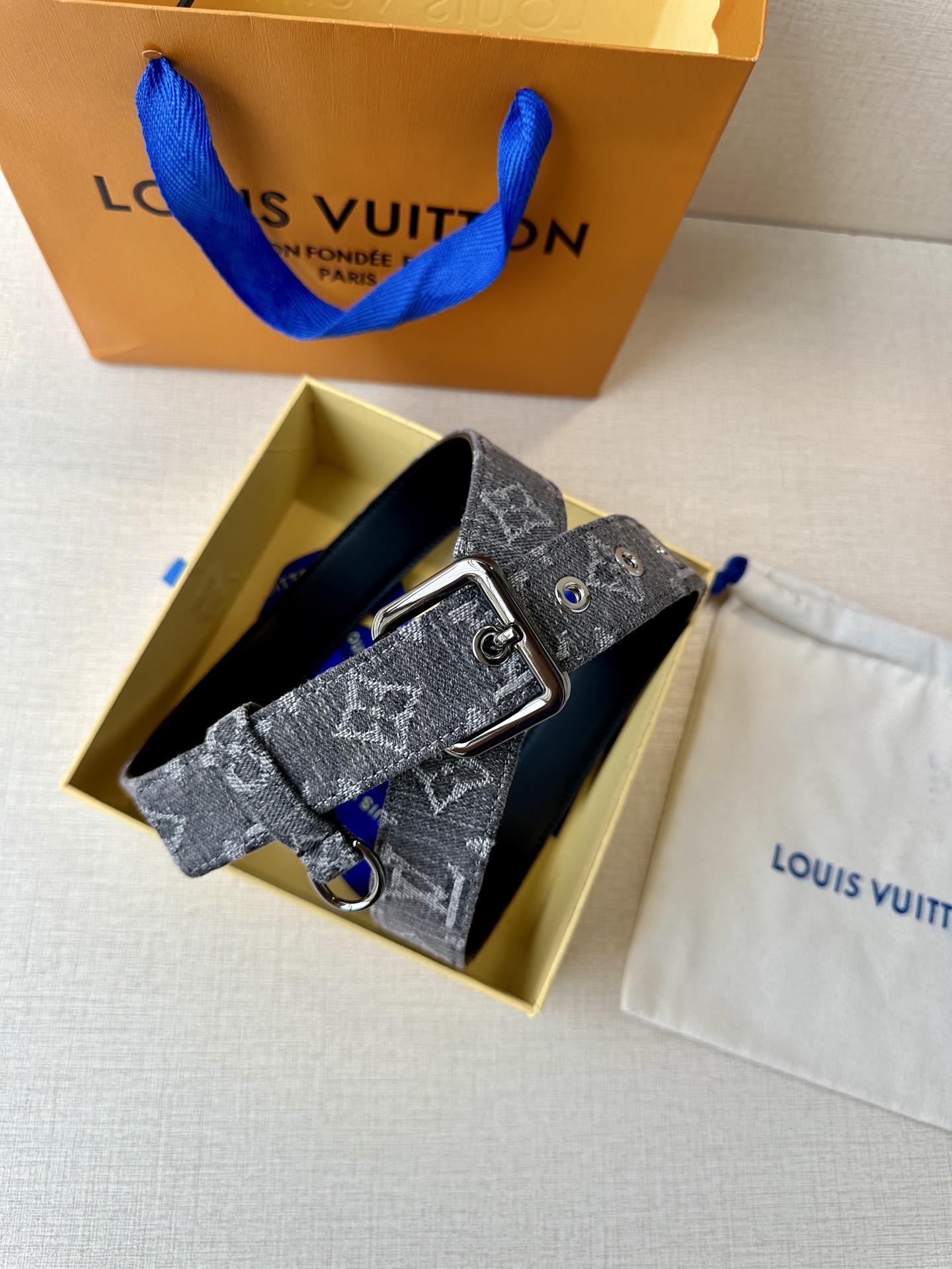  3.0宽 LV D-Ring 腰带以 Monogram 丹宁布重绎源自 2006 年的经典设计，巧妙融