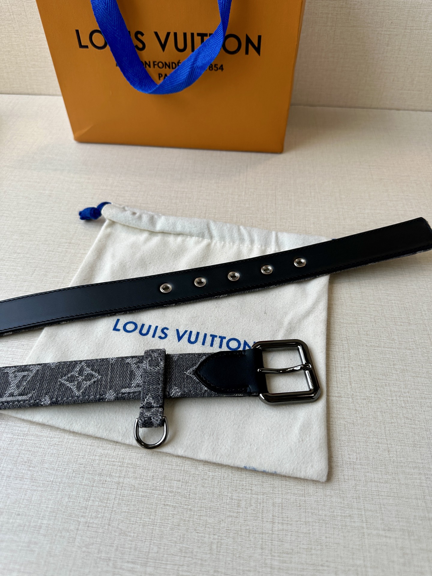  3.0宽 LV D-Ring 腰带以 Monogram 丹宁布重绎源自 2006 年的经典设计，巧妙融