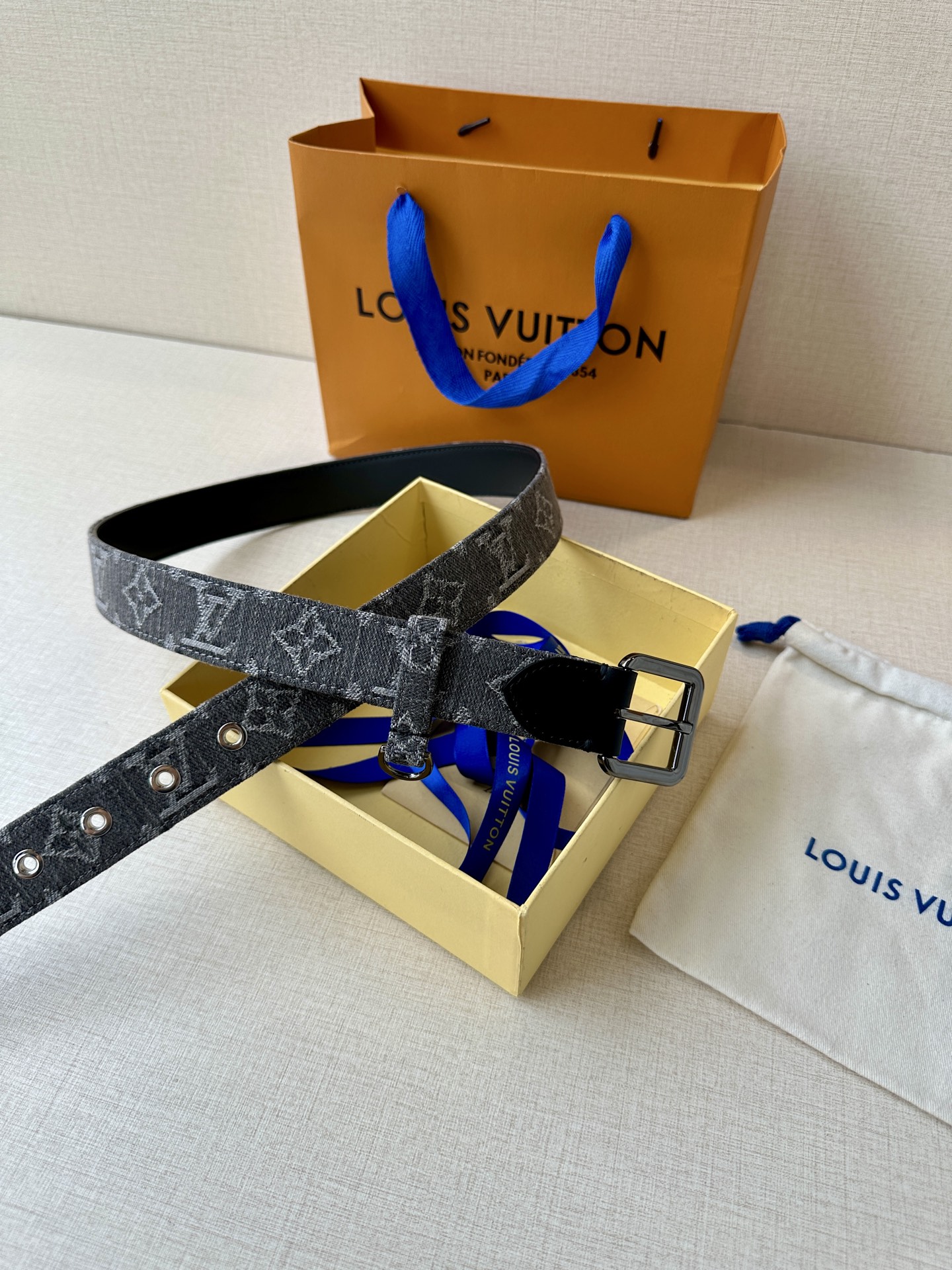  3.0宽 LV D-Ring 腰带以 Monogram 丹宁布重绎源自 2006 年的经典设计，巧妙融