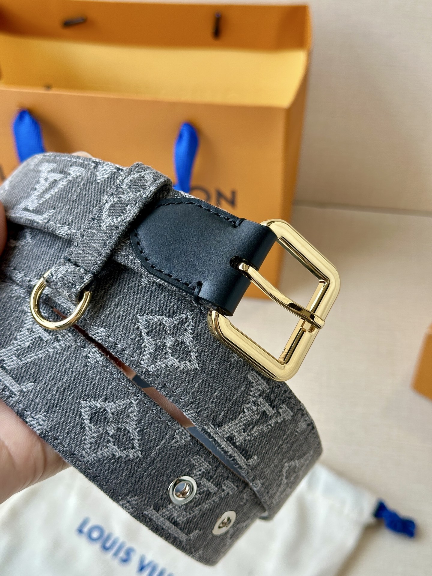  3.0宽 LV D-Ring 腰带以 Monogram 丹宁布重绎源自 2006 年的经典设计，巧妙融