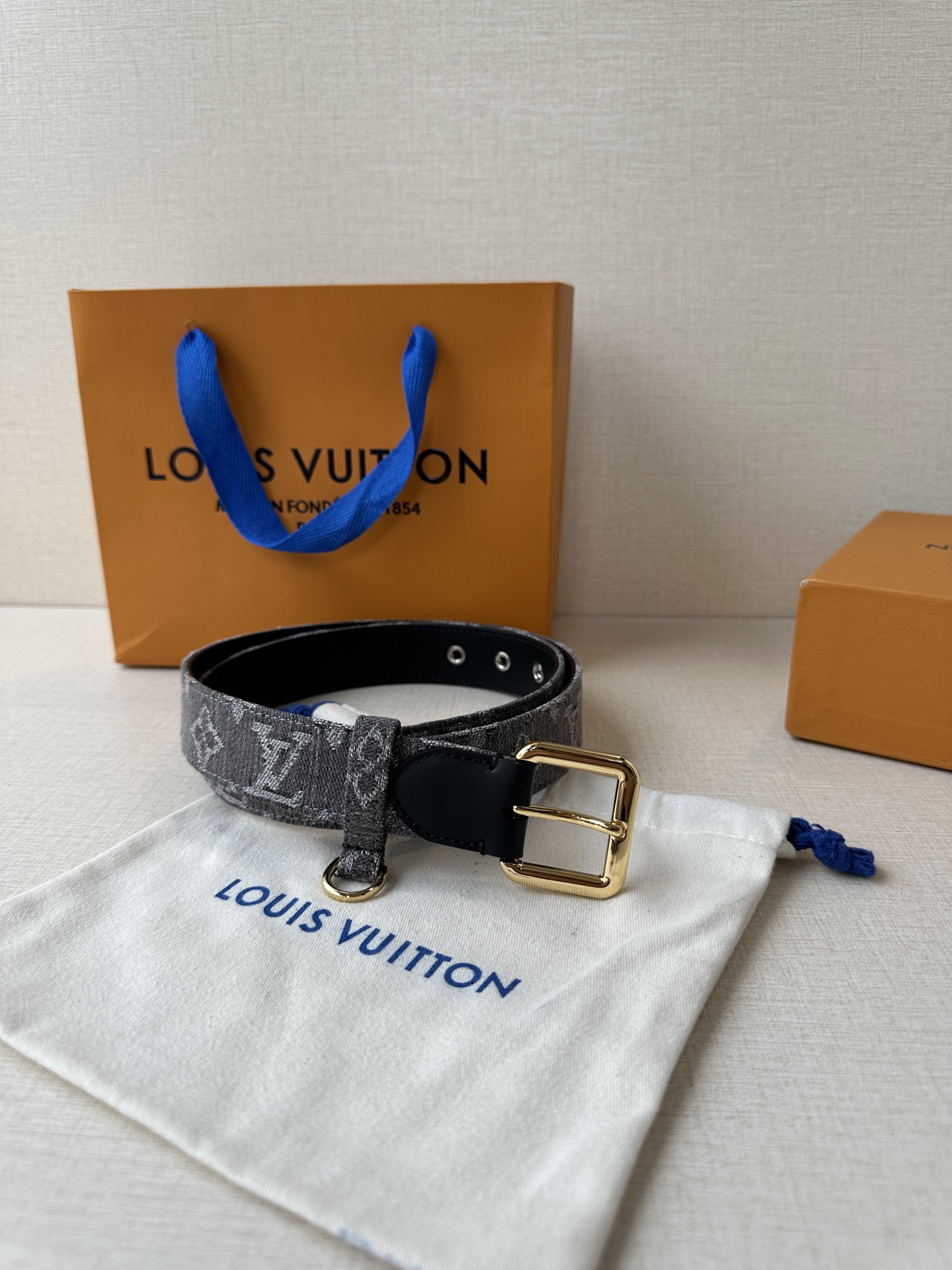  3.0宽 LV D-Ring 腰带以 Monogram 丹宁布重绎源自 2006 年的经典设计，巧妙融