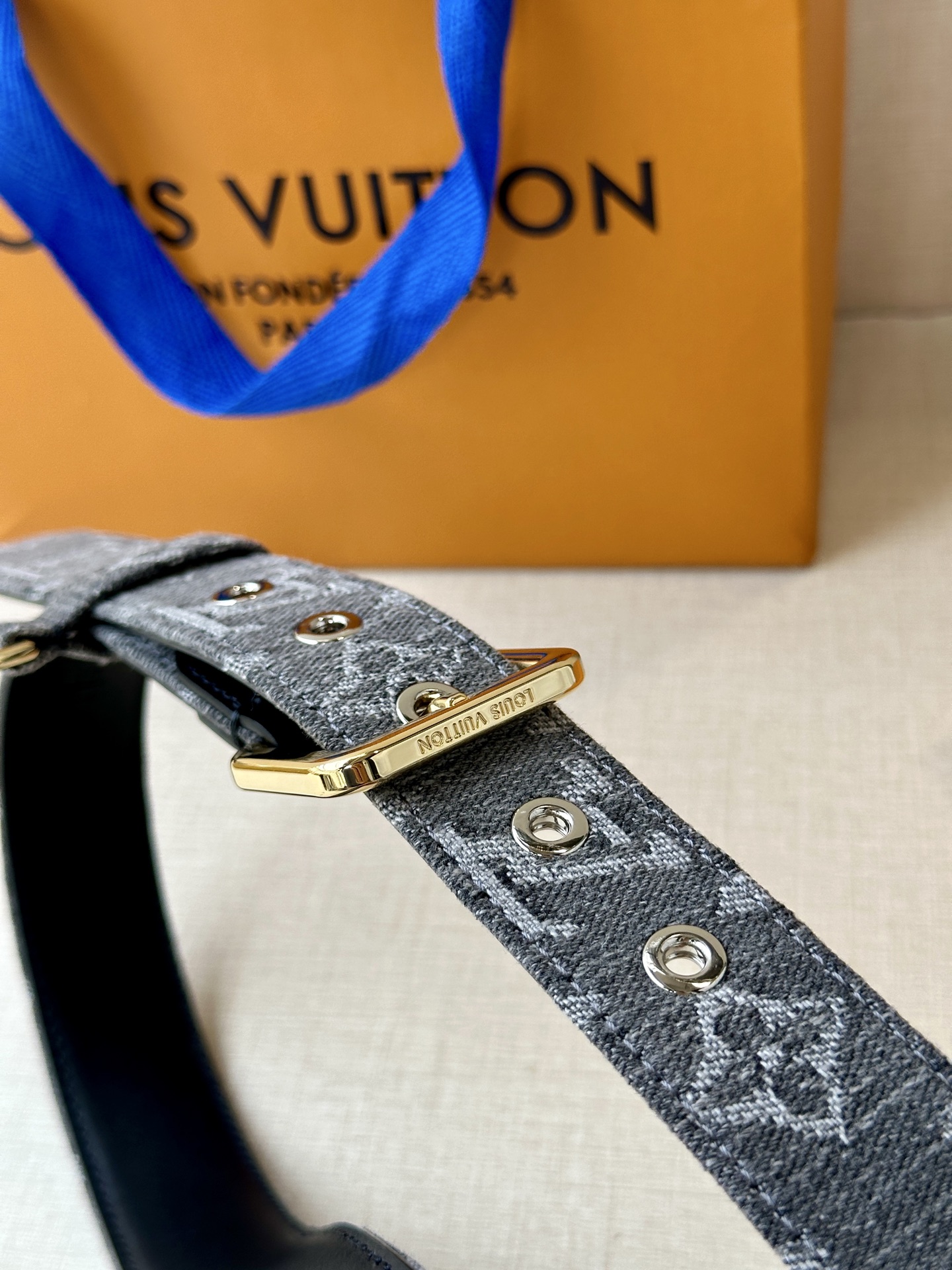  3.0宽 LV D-Ring 腰带以 Monogram 丹宁布重绎源自 2006 年的经典设计，巧妙融