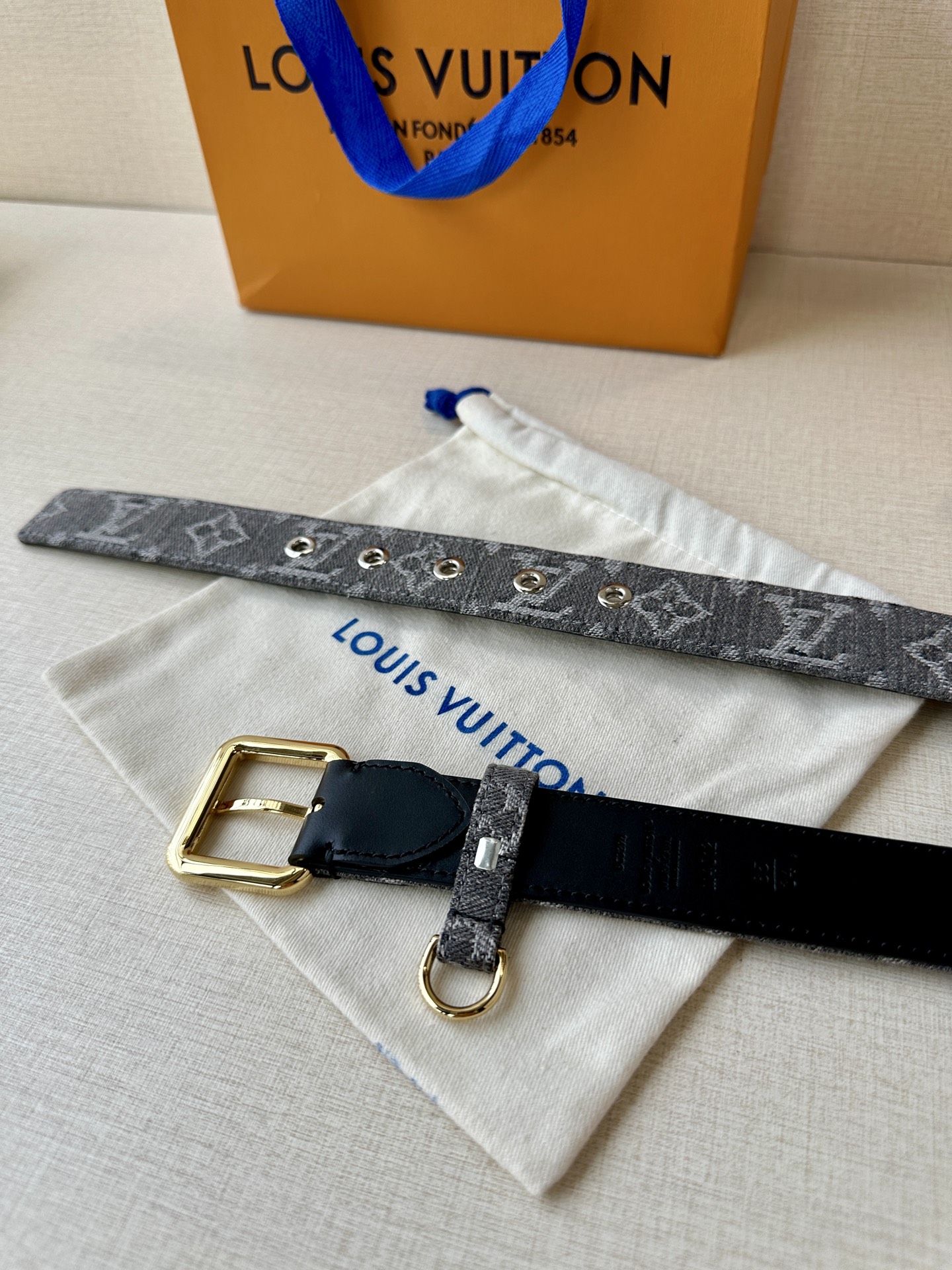 3.0宽 LV D-Ring 腰带以 Monogram 丹宁布重绎源自 2006 年的经典设计，巧妙融