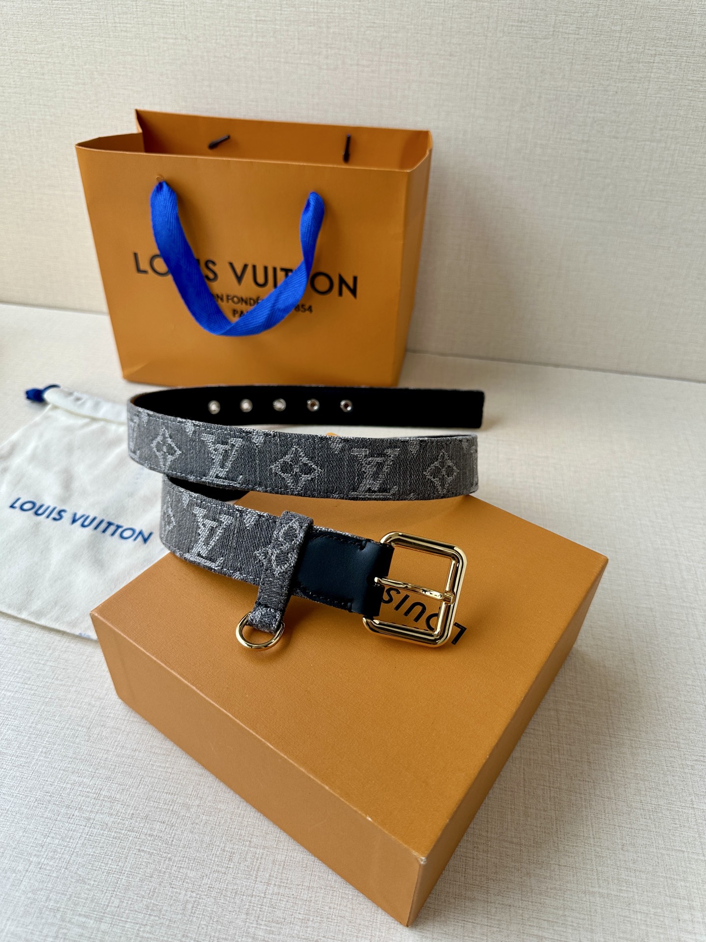  3.0宽 LV D-Ring 腰带以 Monogram 丹宁布重绎源自 2006 年的经典设计，巧妙融