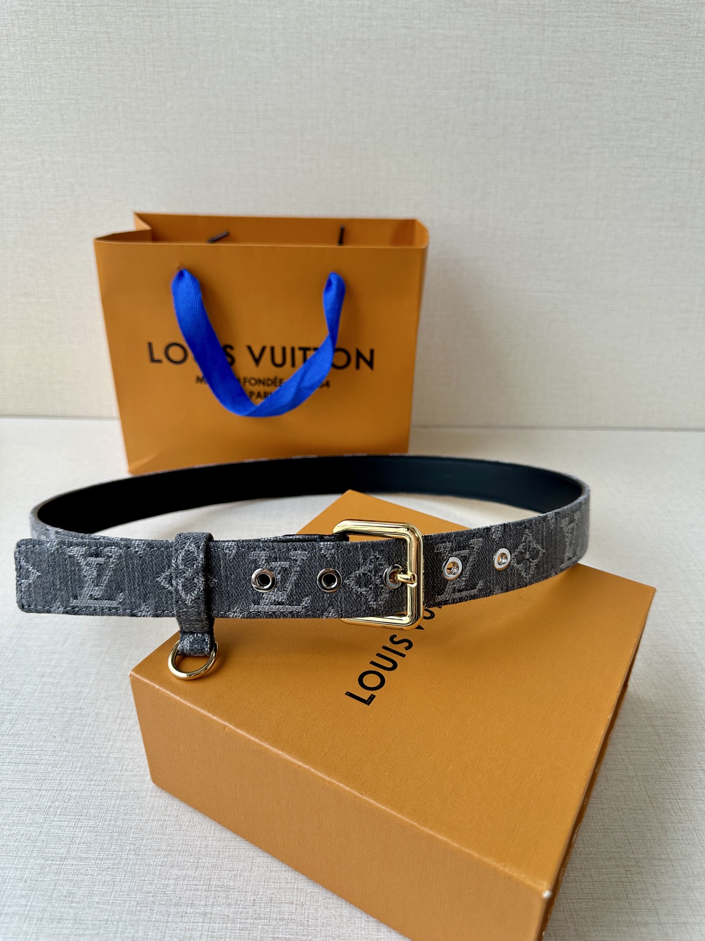  3.0宽 LV D-Ring 腰带以 Monogram 丹宁布重绎源自 2006 年的经典设计，巧妙融
