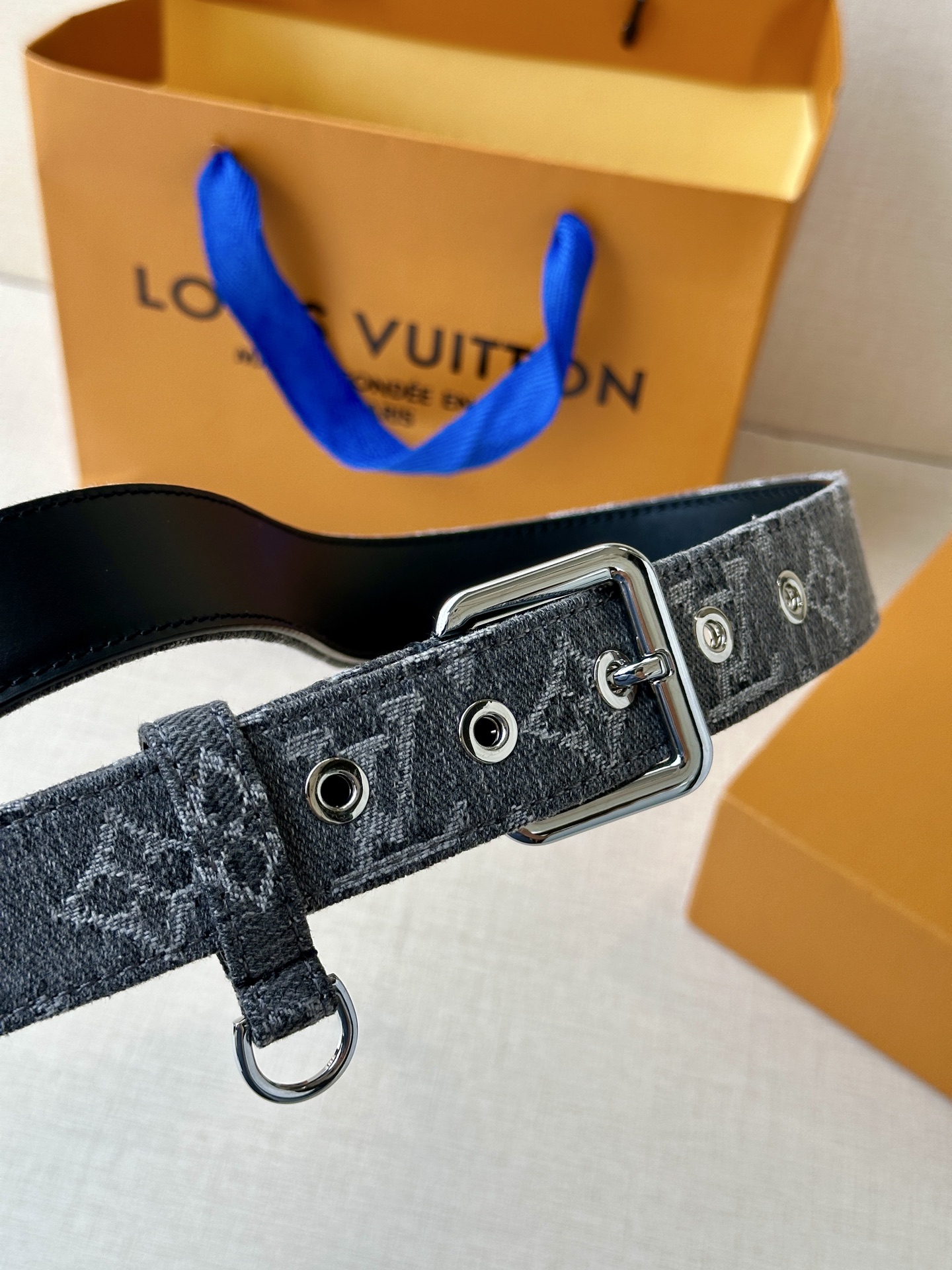  3.0宽 LV D-Ring 腰带以 Monogram 丹宁布重绎源自 2006 年的经典设计，巧妙融