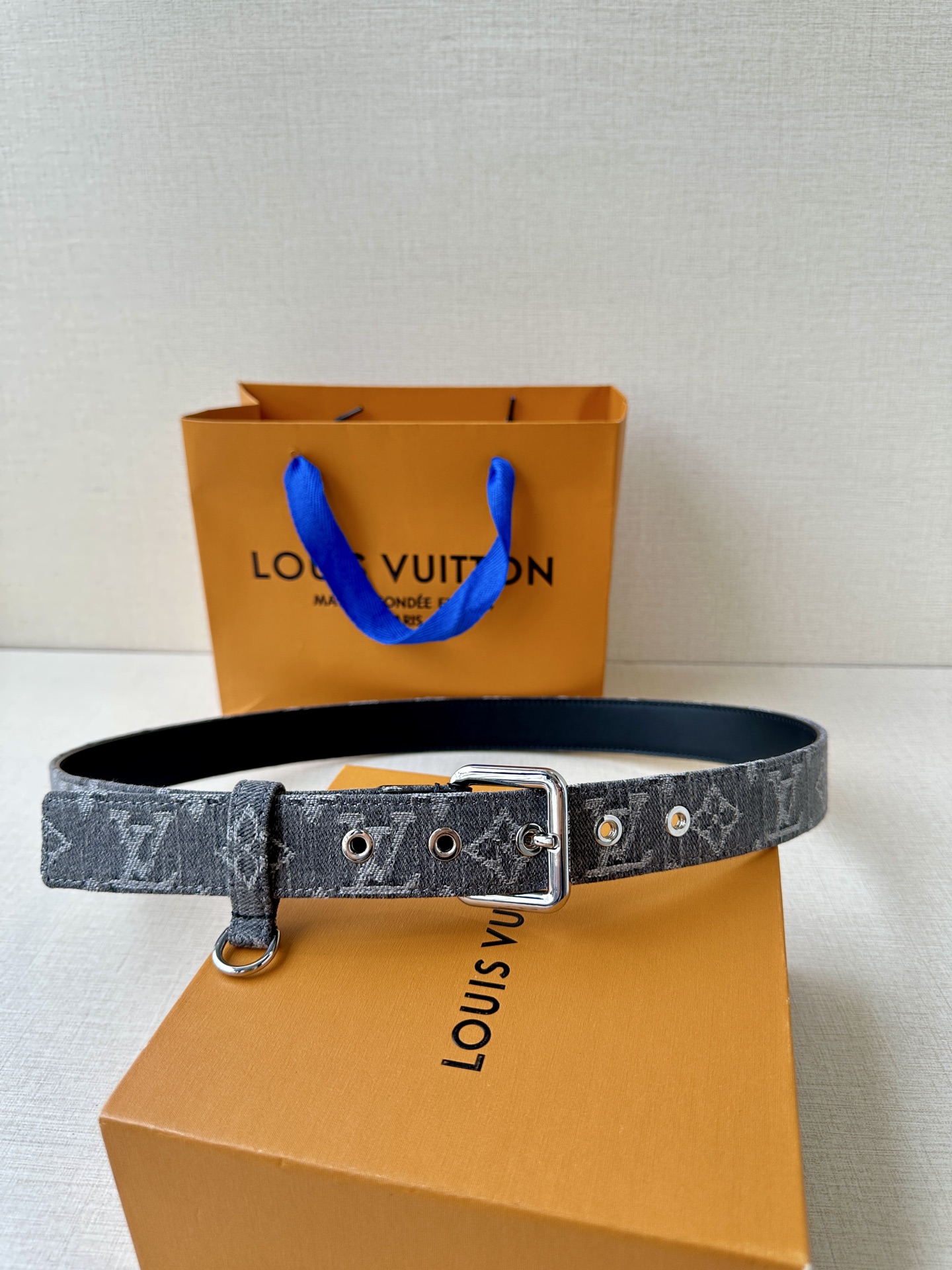  3.0宽 LV D-Ring 腰带以 Monogram 丹宁布重绎源自 2006 年的经典设计，巧妙融