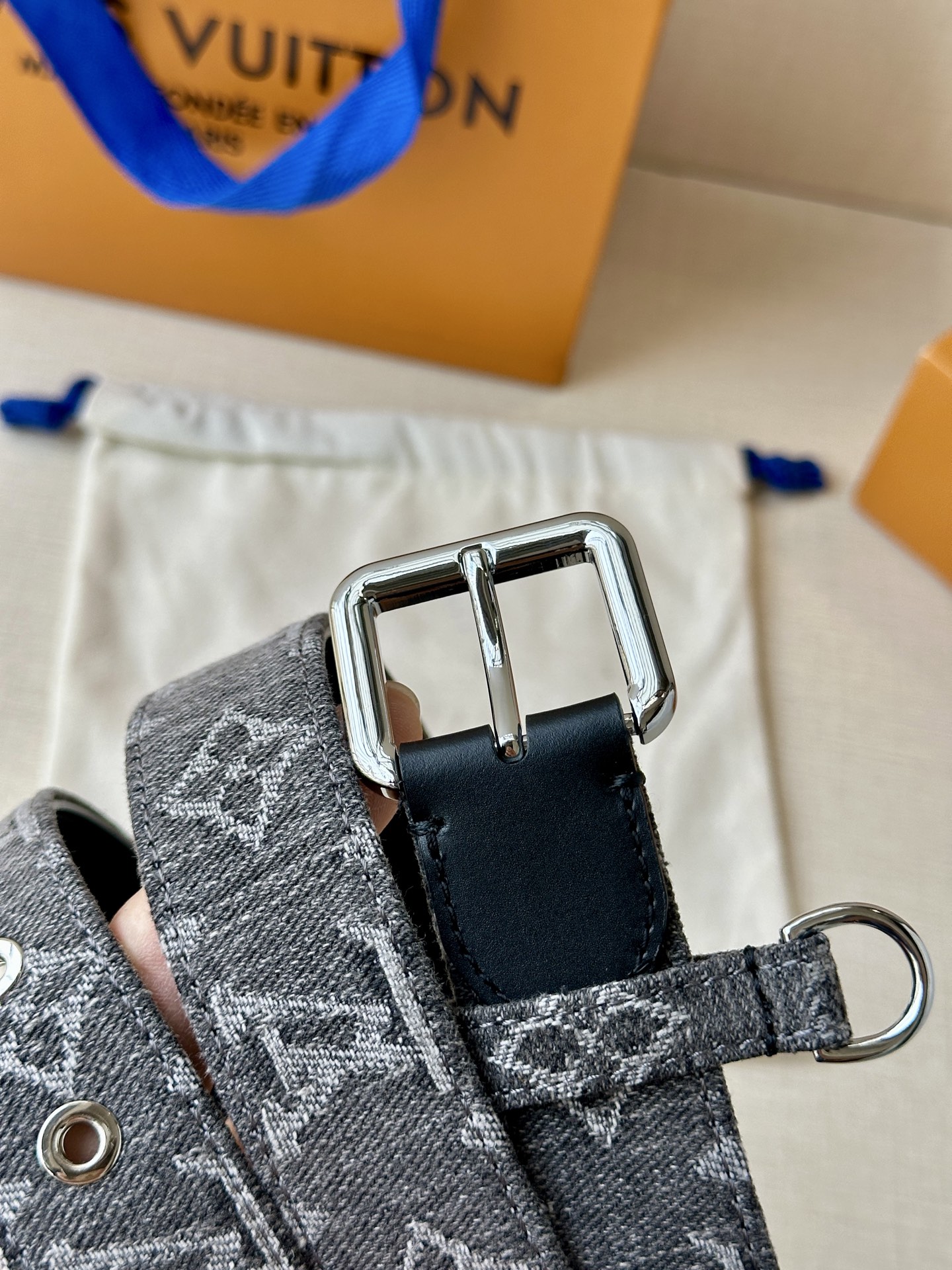  3.0宽 LV D-Ring 腰带以 Monogram 丹宁布重绎源自 2006 年的经典设计，巧妙融