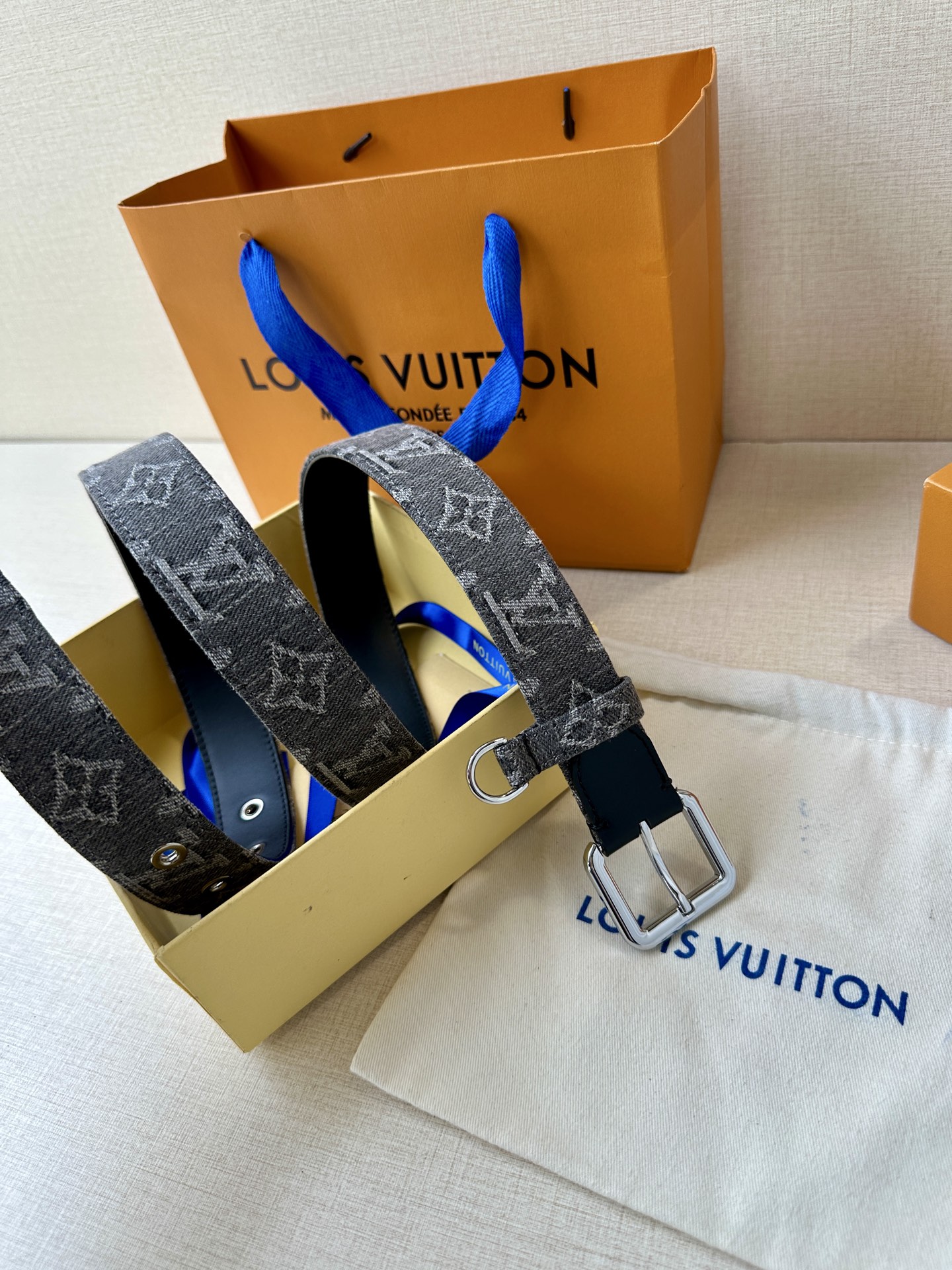  3.0宽 LV D-Ring 腰带以 Monogram 丹宁布重绎源自 2006 年的经典设计，巧妙融