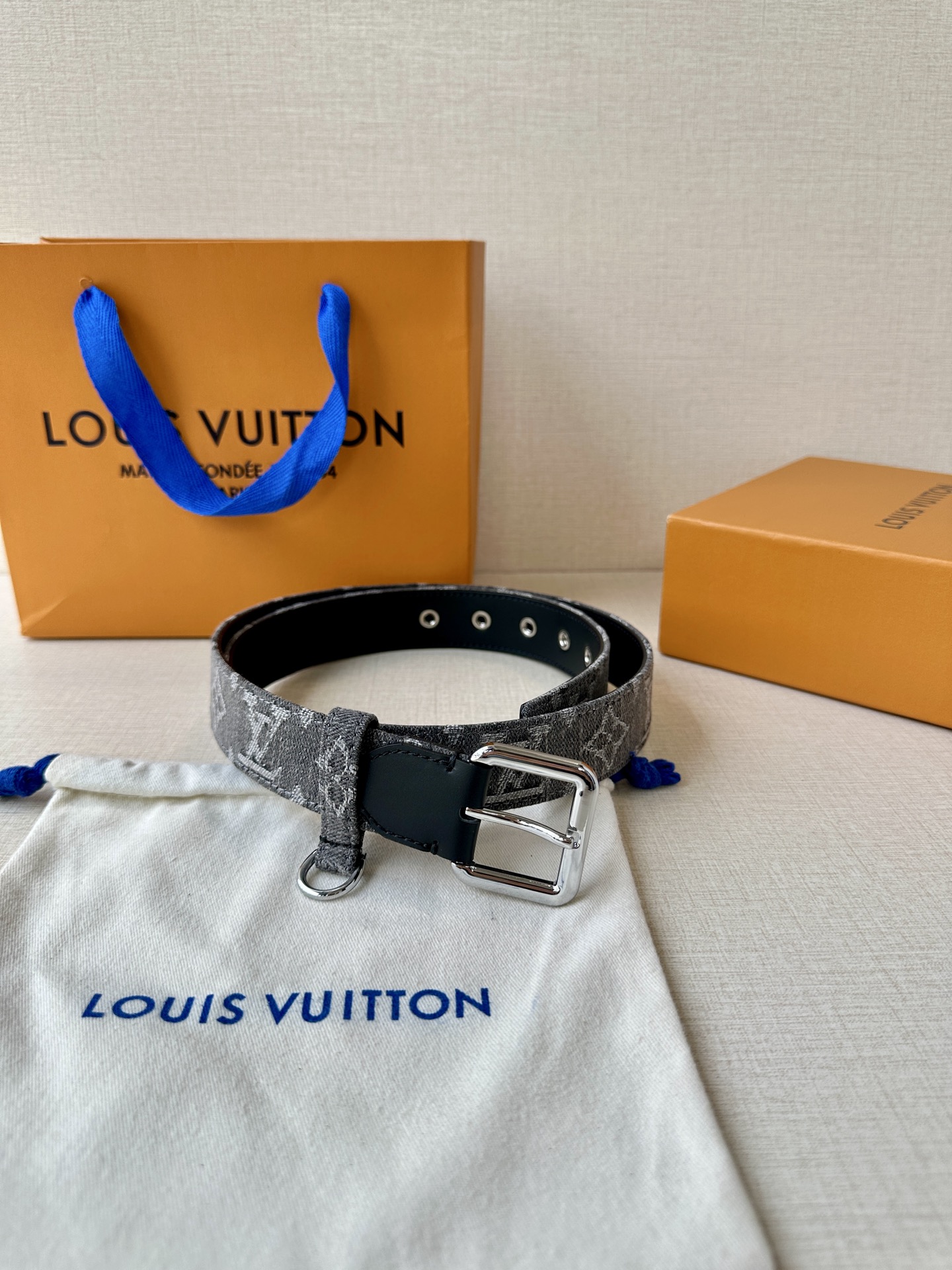  3.0宽 LV D-Ring 腰带以 Monogram 丹宁布重绎源自 2006 年的经典设计，巧妙融