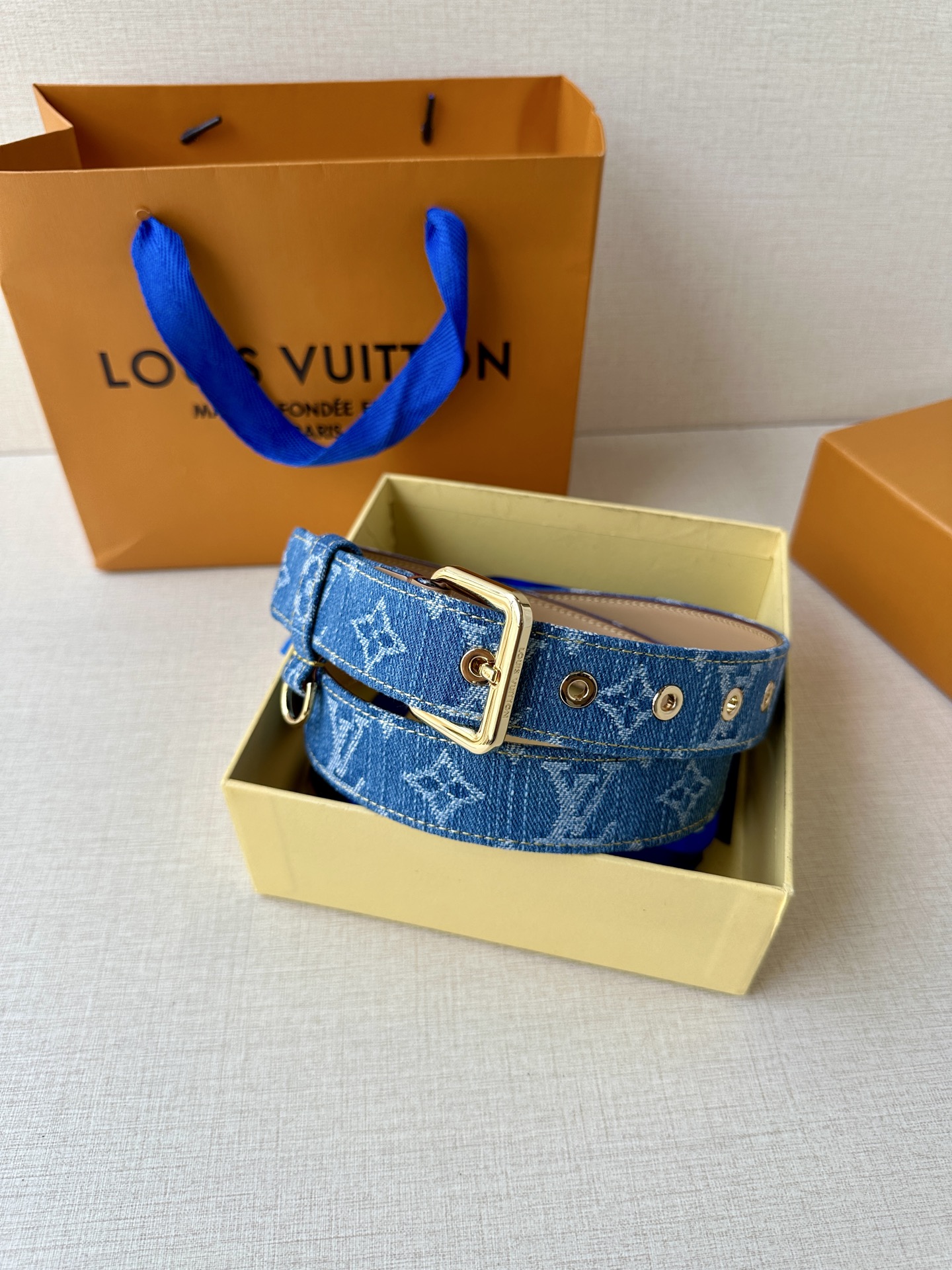  3.0宽 LV D-Ring 腰带以 Monogram 丹宁布重绎源自 2006 年的经典设计，巧妙融