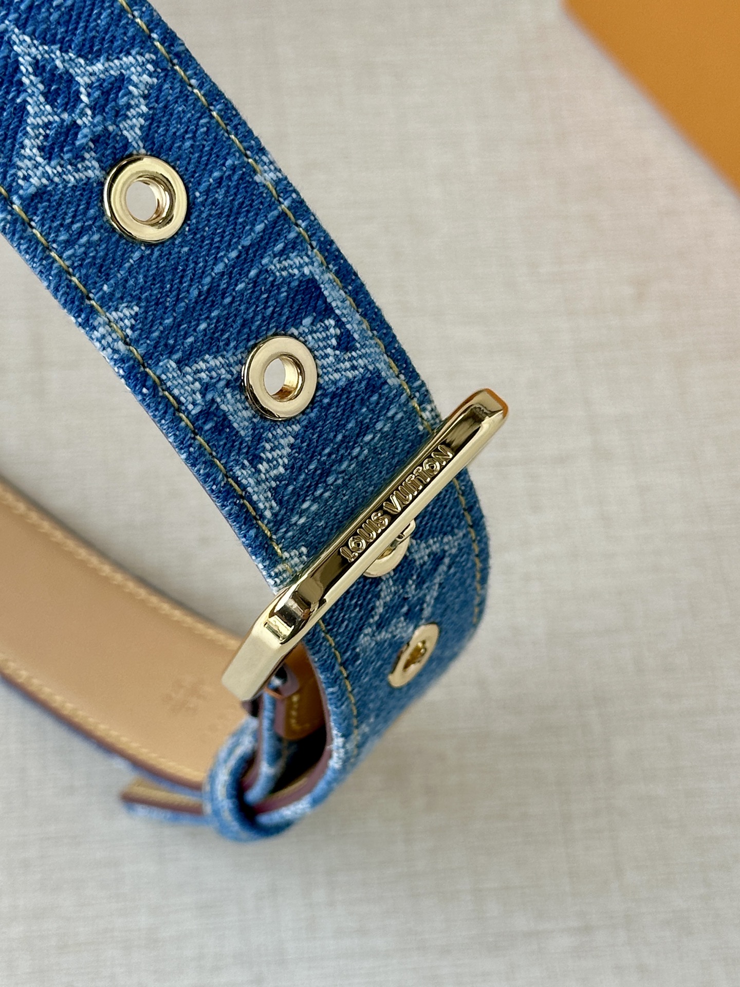  3.0宽 LV D-Ring 腰带以 Monogram 丹宁布重绎源自 2006 年的经典设计，巧妙融