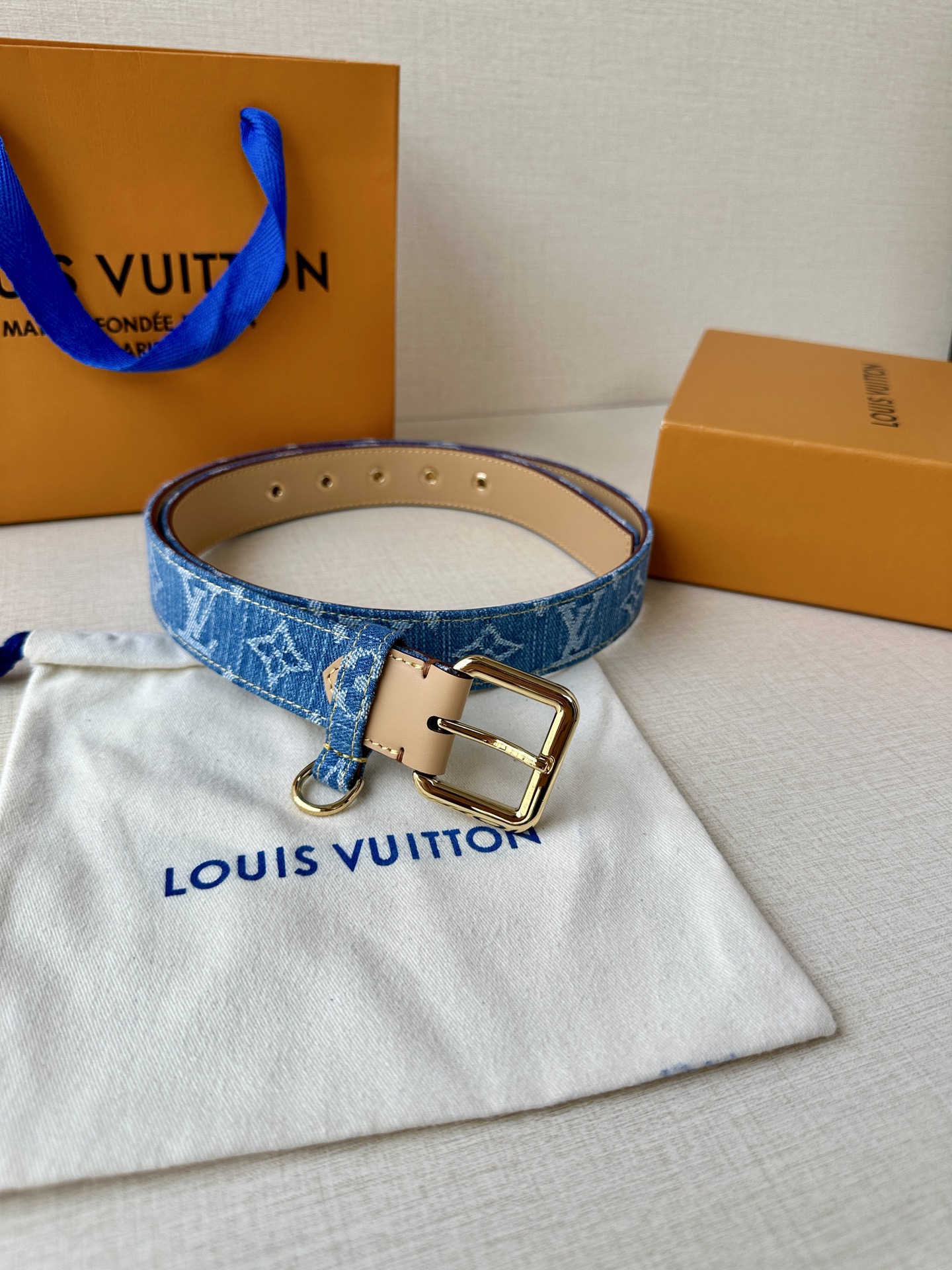  3.0宽 LV D-Ring 腰带以 Monogram 丹宁布重绎源自 2006 年的经典设计，巧妙融