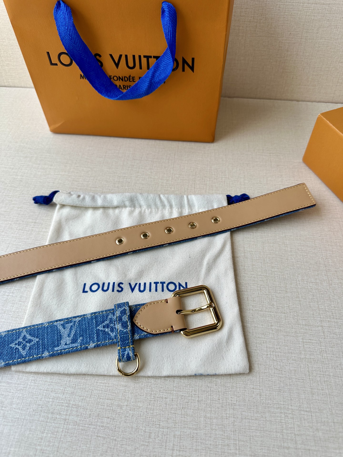  3.0宽 LV D-Ring 腰带以 Monogram 丹宁布重绎源自 2006 年的经典设计，巧妙融