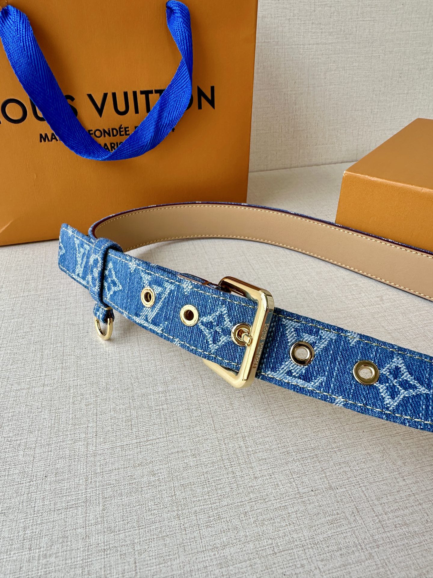  3.0宽 LV D-Ring 腰带以 Monogram 丹宁布重绎源自 2006 年的经典设计，巧妙融