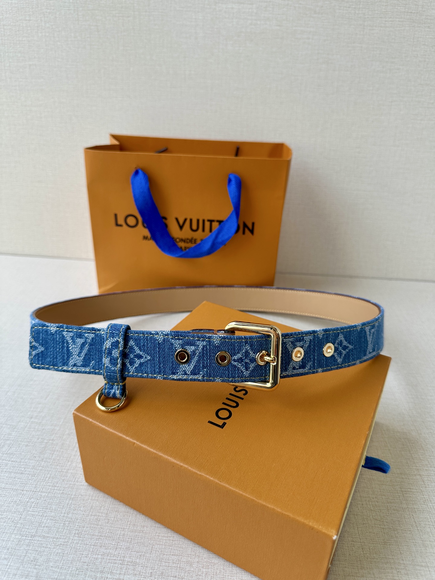  3.0宽 LV D-Ring 腰带以 Monogram 丹宁布重绎源自 2006 年的经典设计，巧妙融