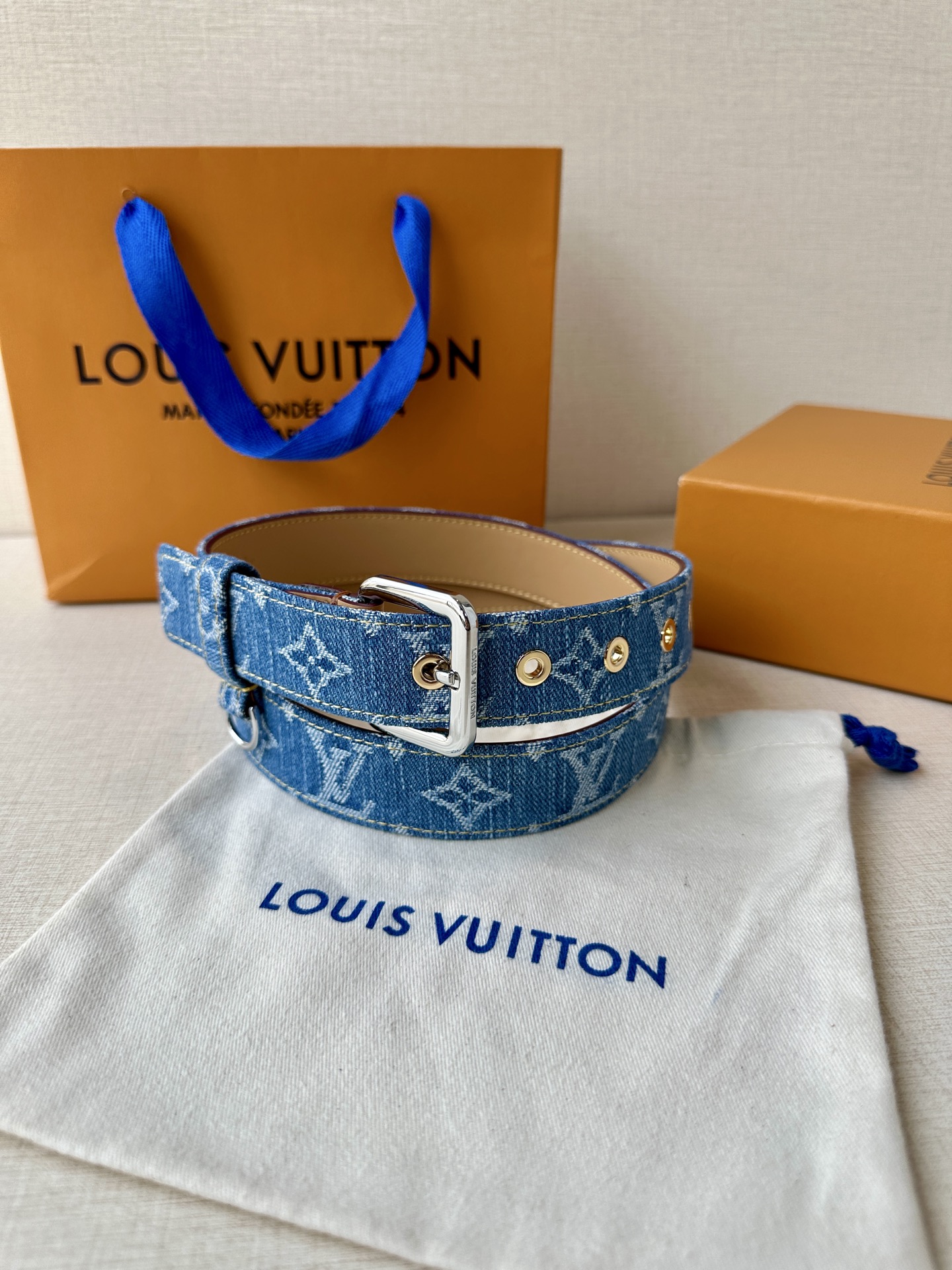  3.0宽 LV D-Ring 腰带以 Monogram 丹宁布重绎源自 2006 年的经典设计，巧妙融