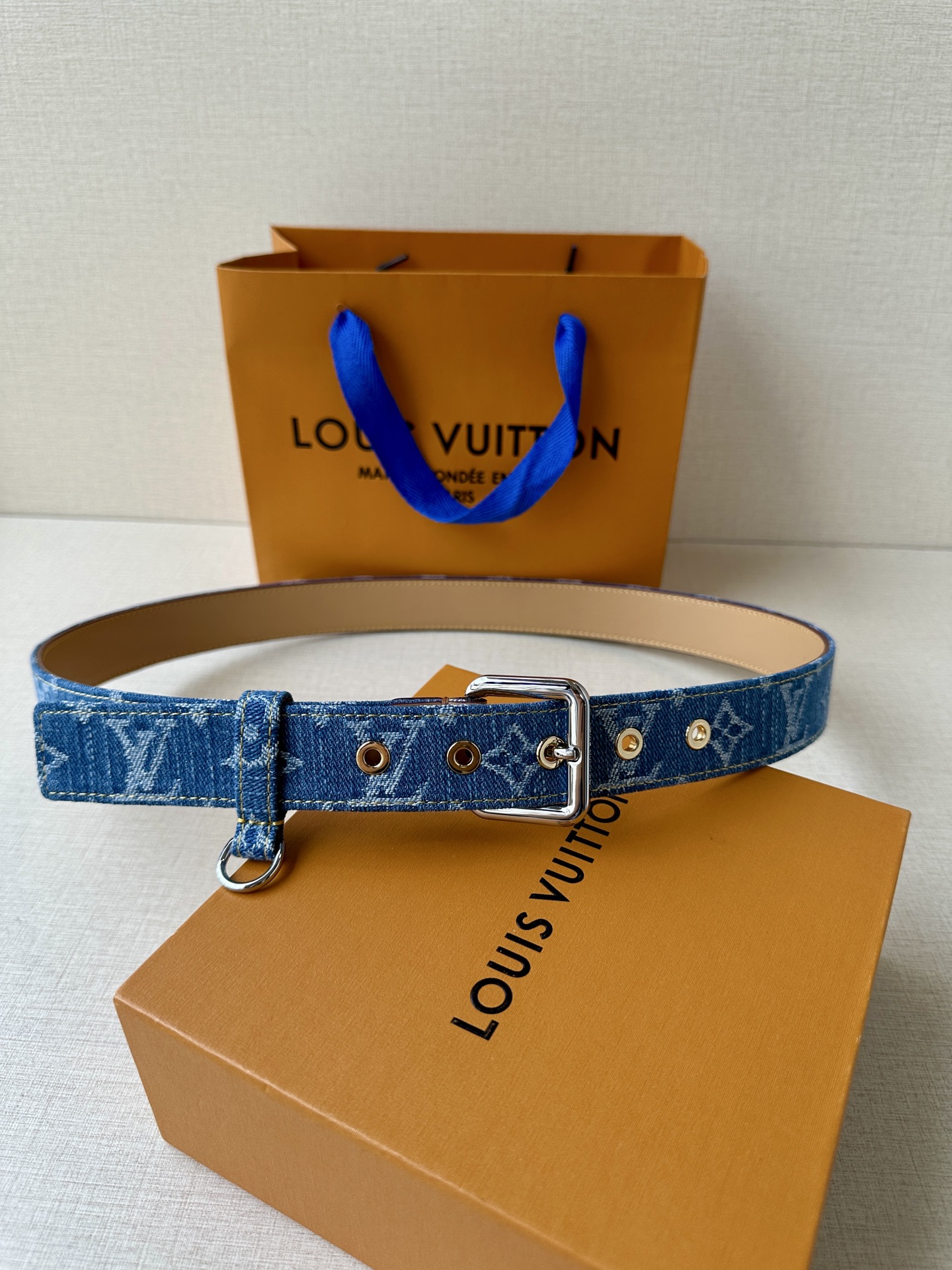  3.0宽 LV D-Ring 腰带以 Monogram 丹宁布重绎源自 2006 年的经典设计，巧妙融