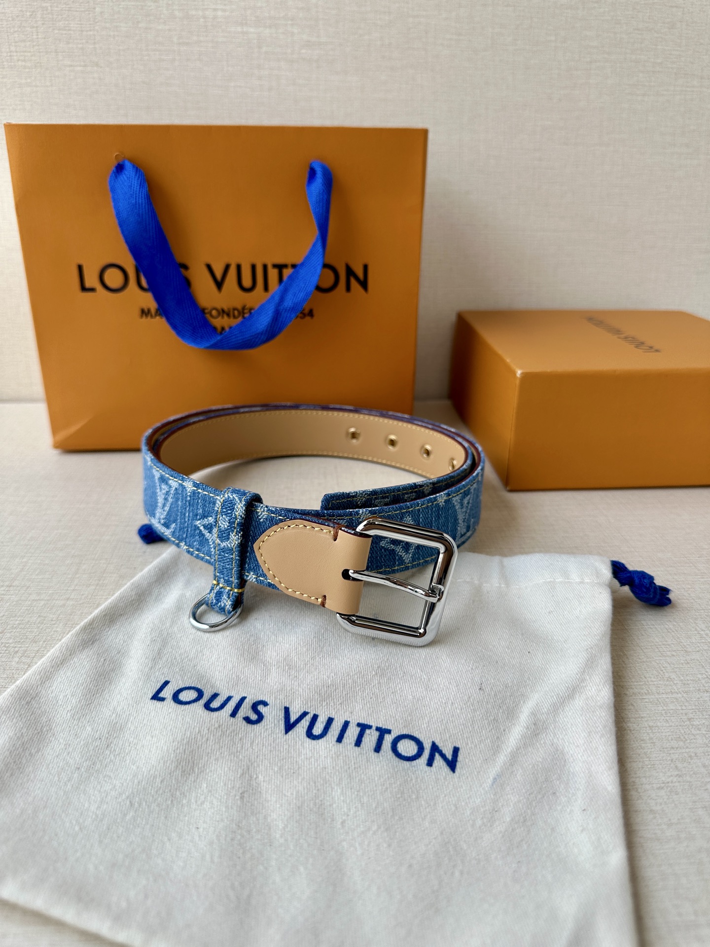  3.0宽 LV D-Ring 腰带以 Monogram 丹宁布重绎源自 2006 年的经典设计，巧妙融