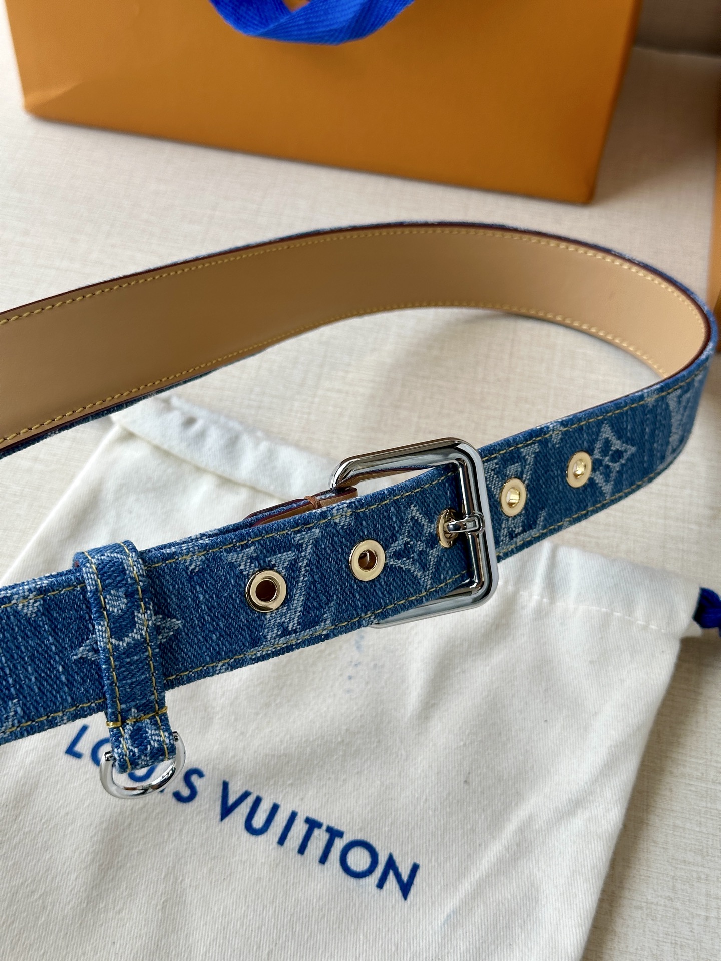  3.0宽 LV D-Ring 腰带以 Monogram 丹宁布重绎源自 2006 年的经典设计，巧妙融