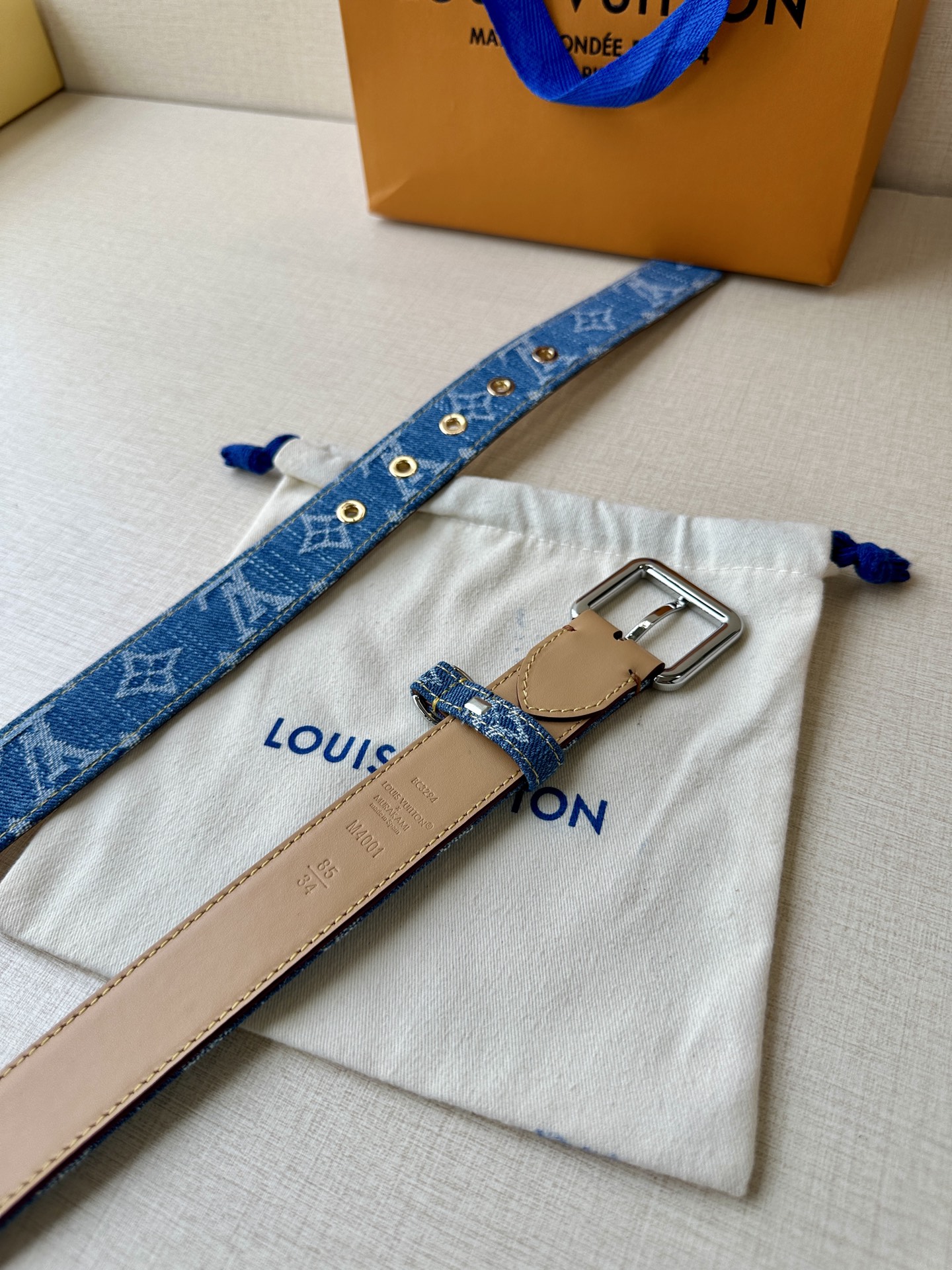  3.0宽 LV D-Ring 腰带以 Monogram 丹宁布重绎源自 2006 年的经典设计，巧妙融