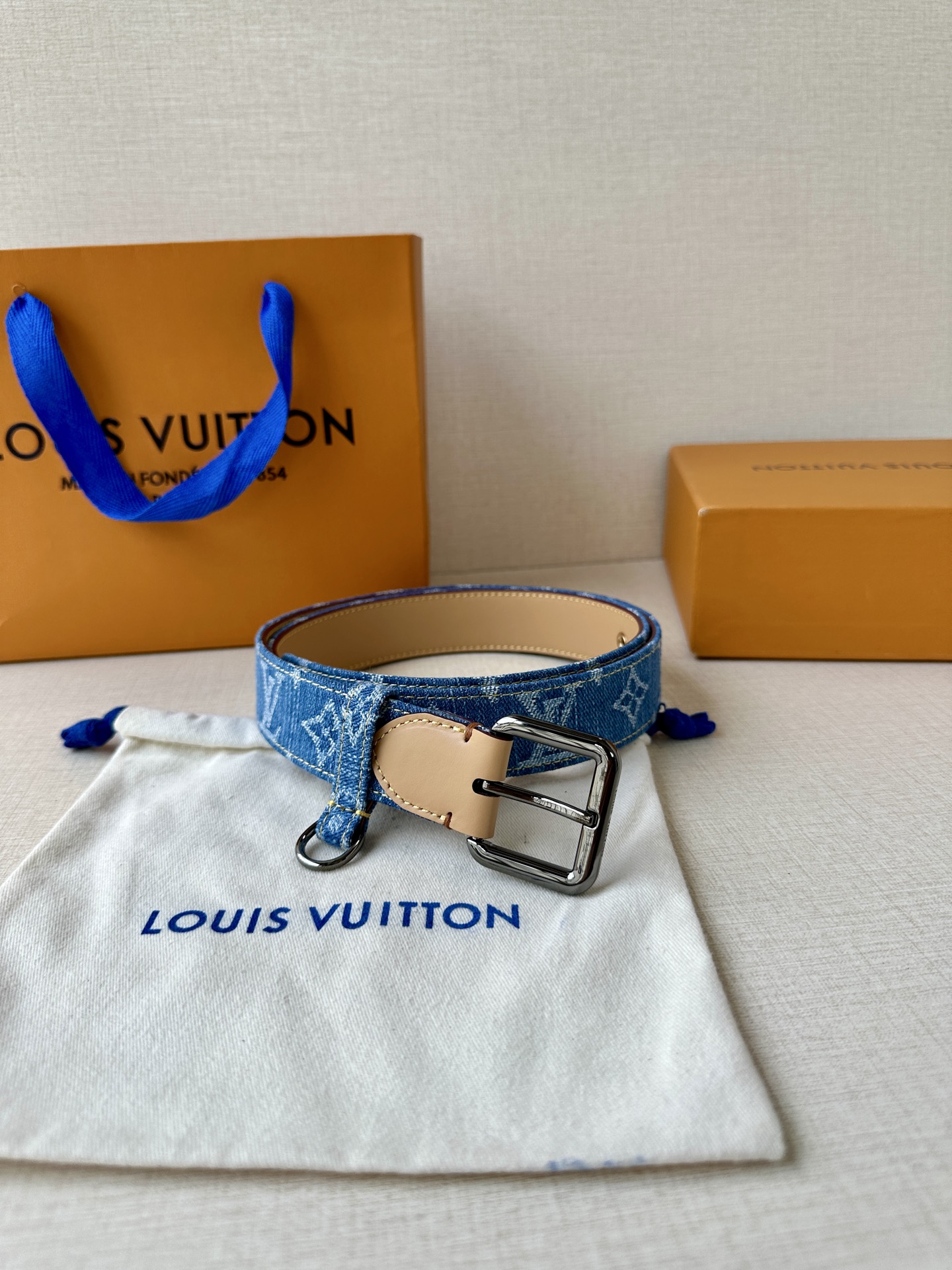  3.0宽 LV D-Ring 腰带以 Monogram 丹宁布重绎源自 2006 年的经典设计，巧妙融