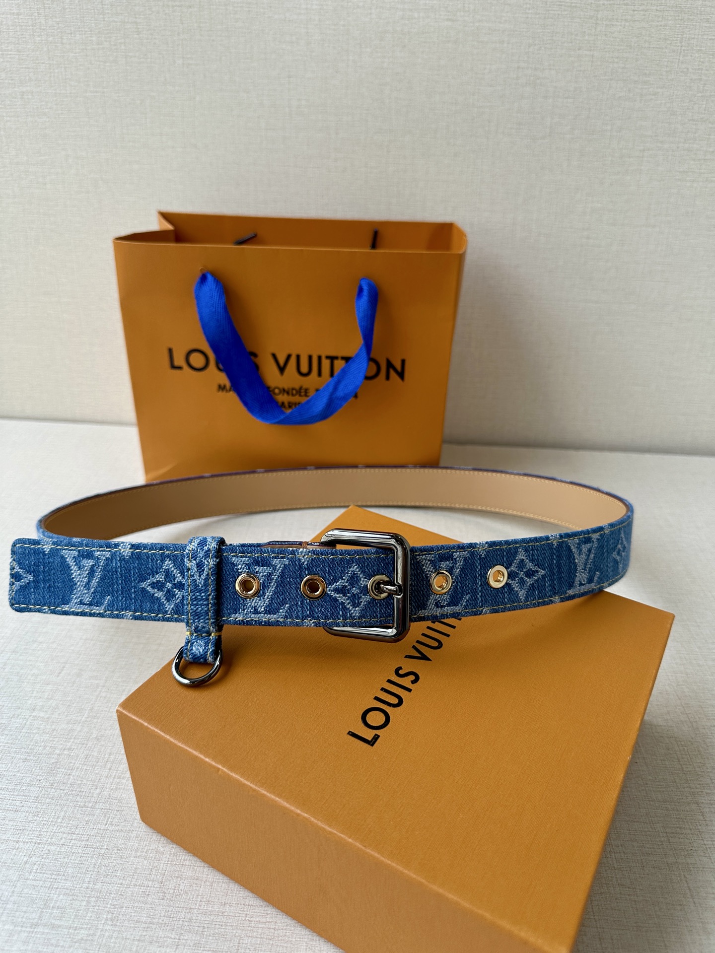  3.0宽 LV D-Ring 腰带以 Monogram 丹宁布重绎源自 2006 年的经典设计，巧妙融