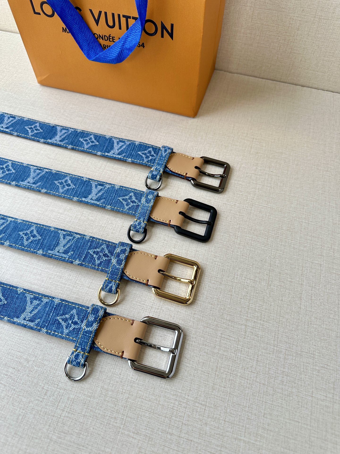  3.0宽 LV D-Ring 腰带以 Monogram 丹宁布重绎源自 2006 年的经典设计，巧妙融