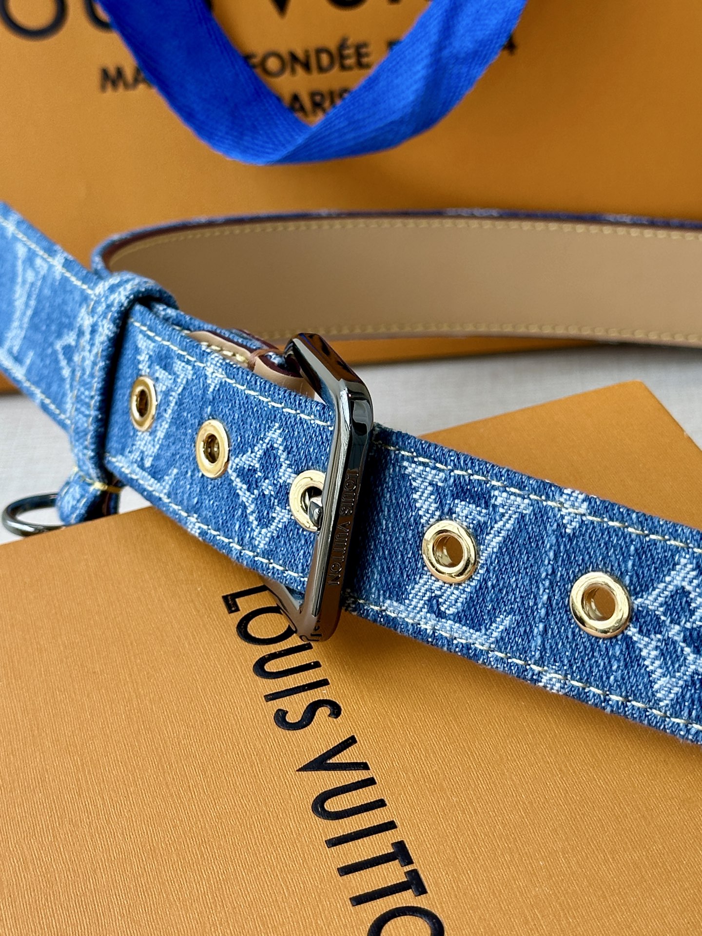  3.0宽 LV D-Ring 腰带以 Monogram 丹宁布重绎源自 2006 年的经典设计，巧妙融