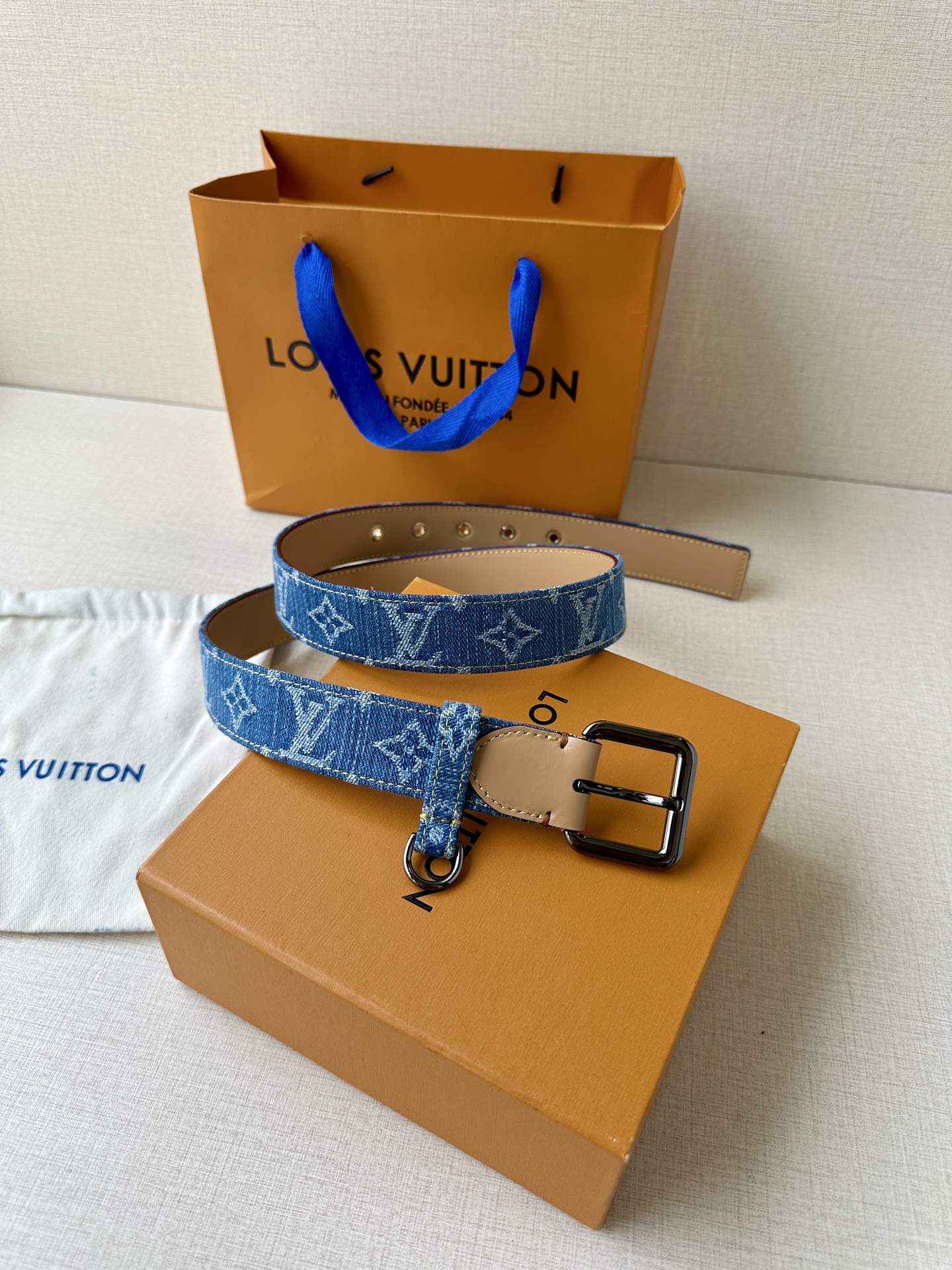  3.0宽 LV D-Ring 腰带以 Monogram 丹宁布重绎源自 2006 年的经典设计，巧妙融