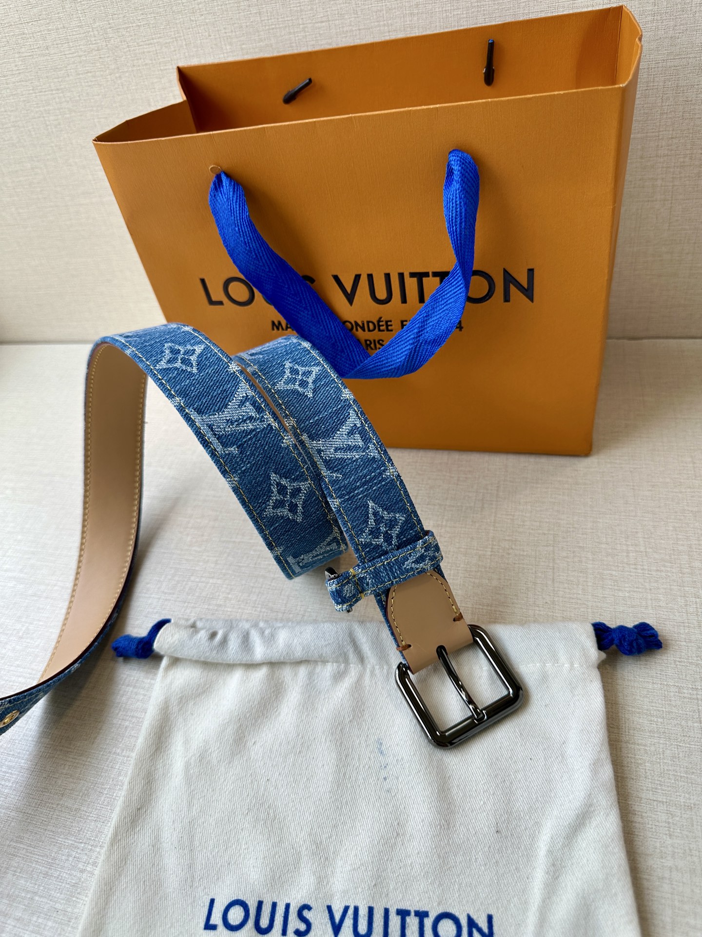  3.0宽 LV D-Ring 腰带以 Monogram 丹宁布重绎源自 2006 年的经典设计，巧妙融