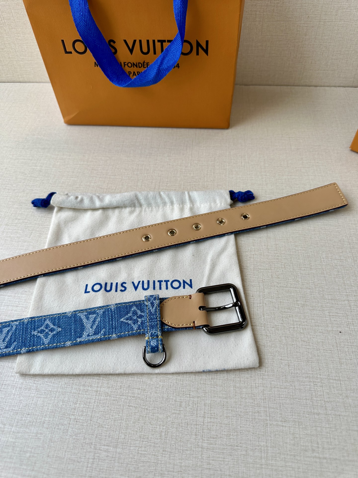  3.0宽 LV D-Ring 腰带以 Monogram 丹宁布重绎源自 2006 年的经典设计，巧妙融