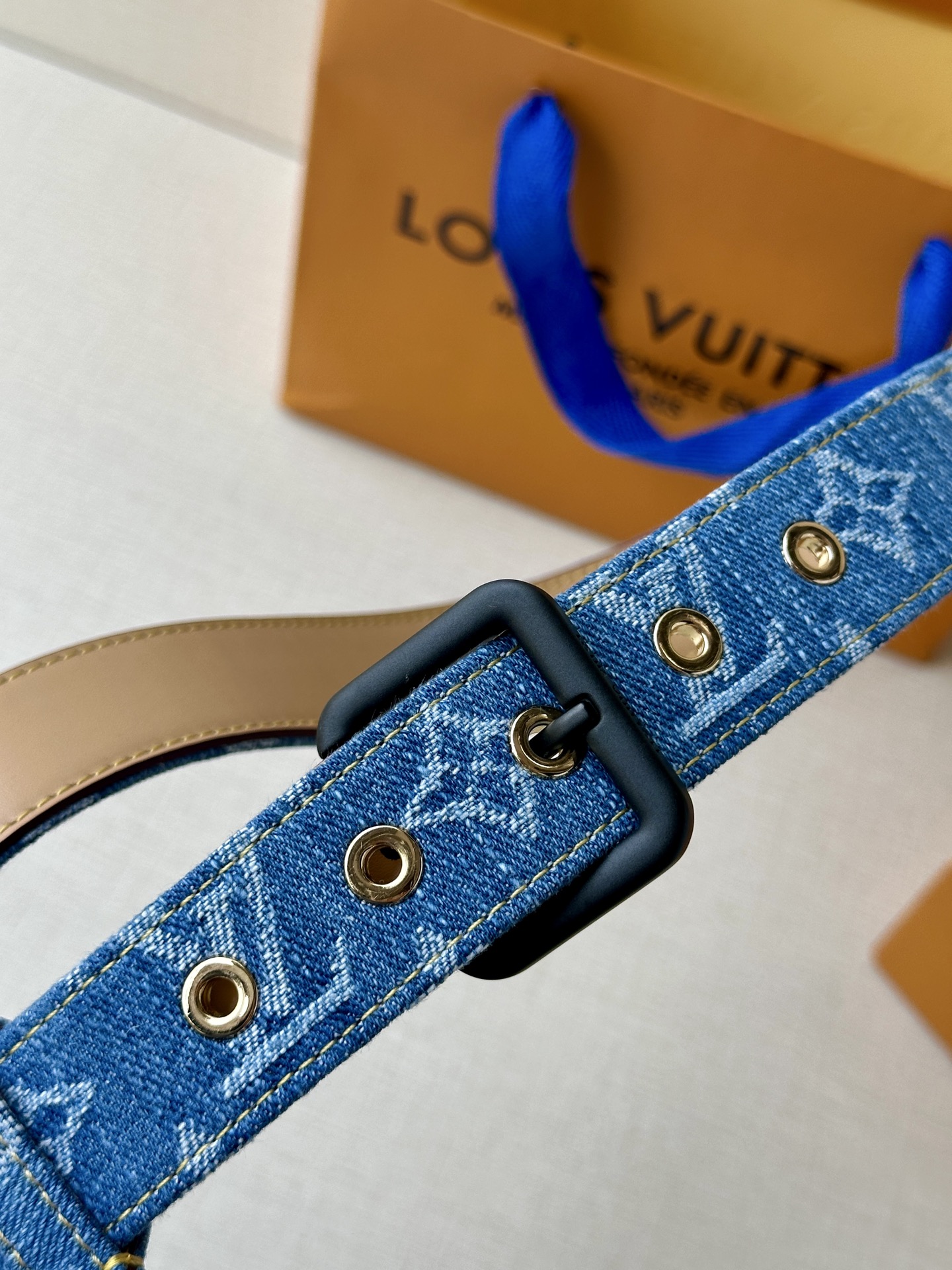  3.0宽 LV D-Ring 腰带以 Monogram 丹宁布重绎源自 2006 年的经典设计，巧妙融