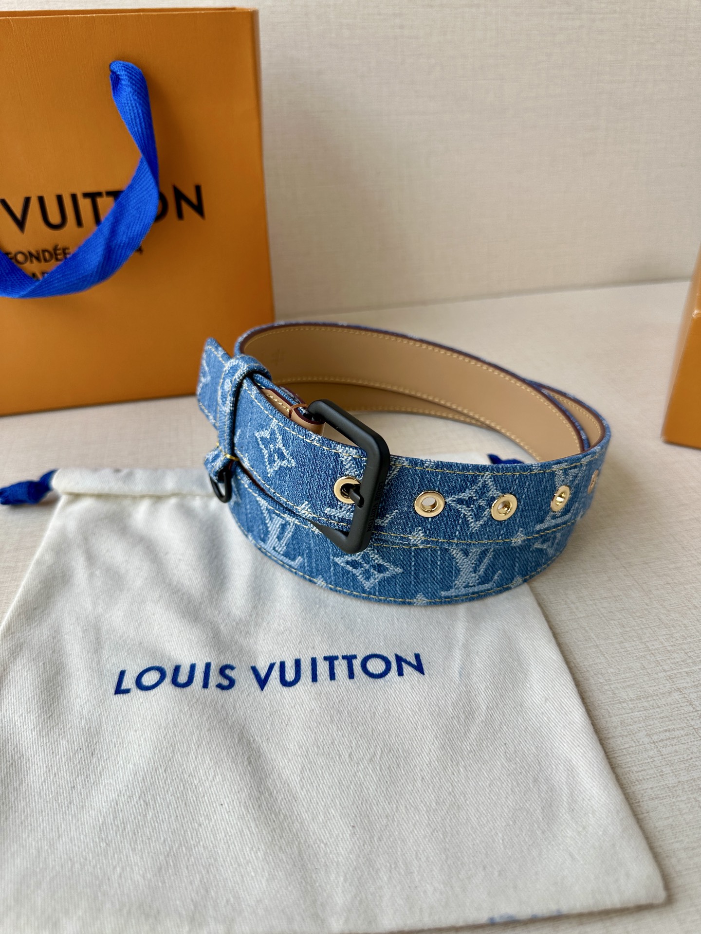  3.0宽 LV D-Ring 腰带以 Monogram 丹宁布重绎源自 2006 年的经典设计，巧妙融