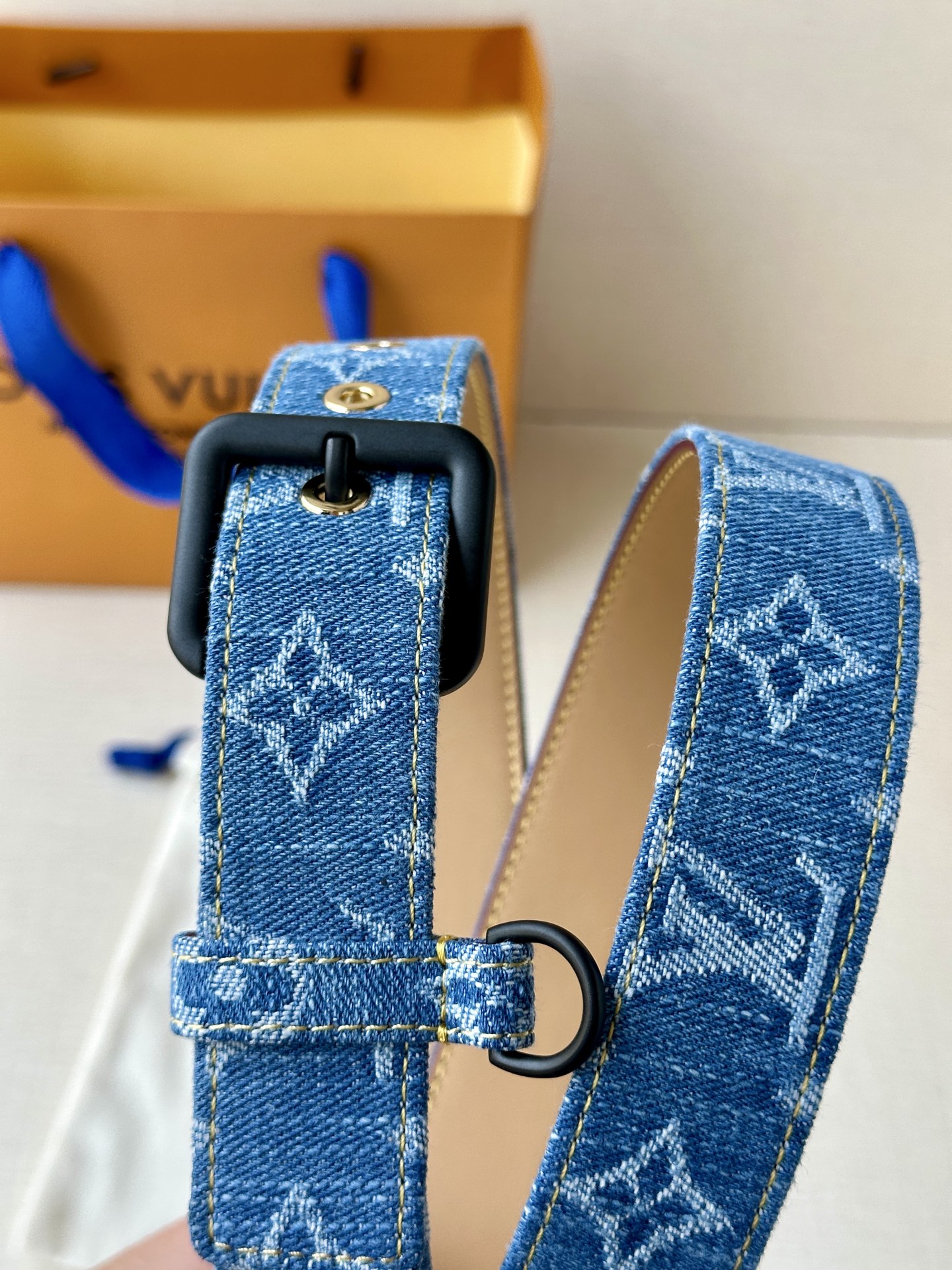  3.0宽 LV D-Ring 腰带以 Monogram 丹宁布重绎源自 2006 年的经典设计，巧妙融