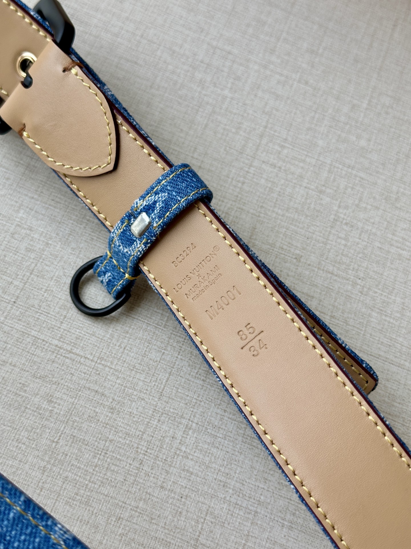  3.0宽 LV D-Ring 腰带以 Monogram 丹宁布重绎源自 2006 年的经典设计，巧妙融