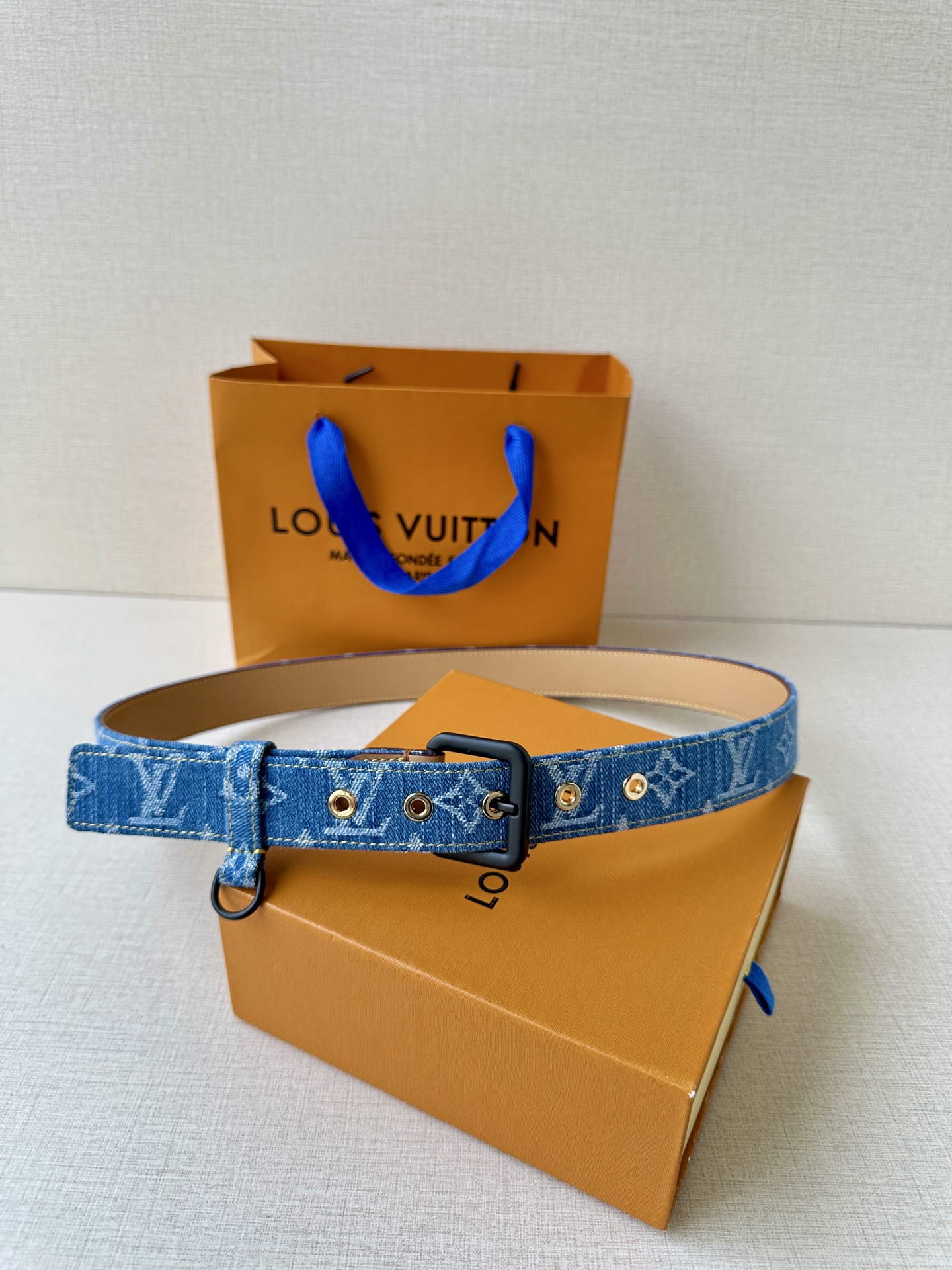  3.0宽 LV D-Ring 腰带以 Monogram 丹宁布重绎源自 2006 年的经典设计，巧妙融